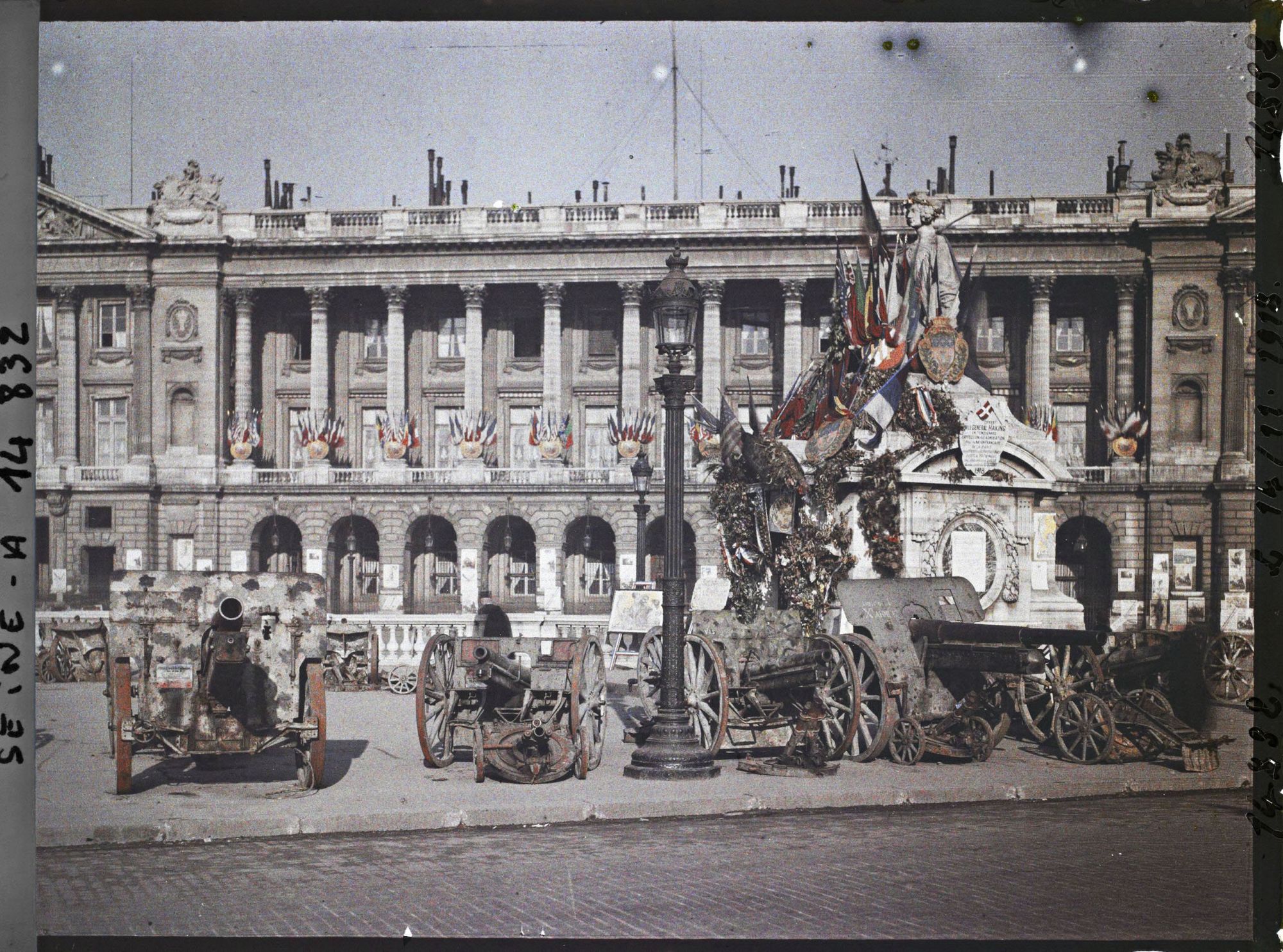 Image représentant Canons pris aux Allemands exposés place de la Concorde, Statue de Lille et bureau de souscription