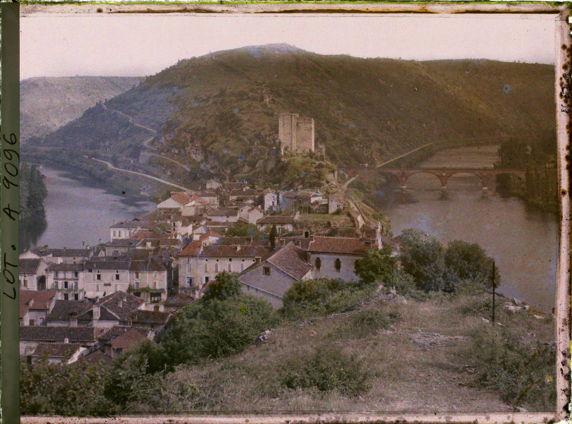 Image représentant France, Luzech, Vue prise du Calvaire dit la Pistoule sur l'isthme et les deux courbes conjuguées du méandre