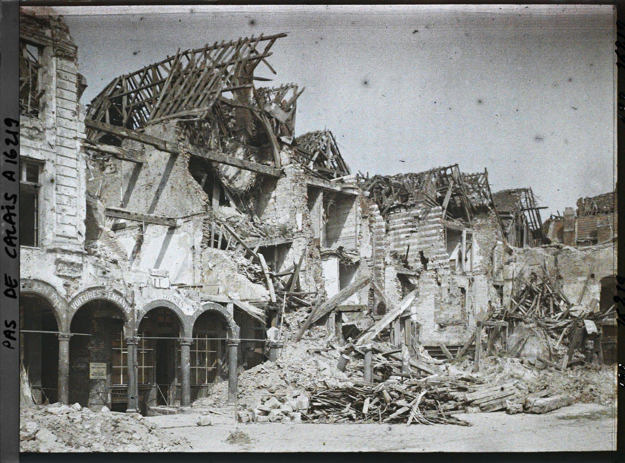 Image représentant France, Arras, Un Coin de la grande Place