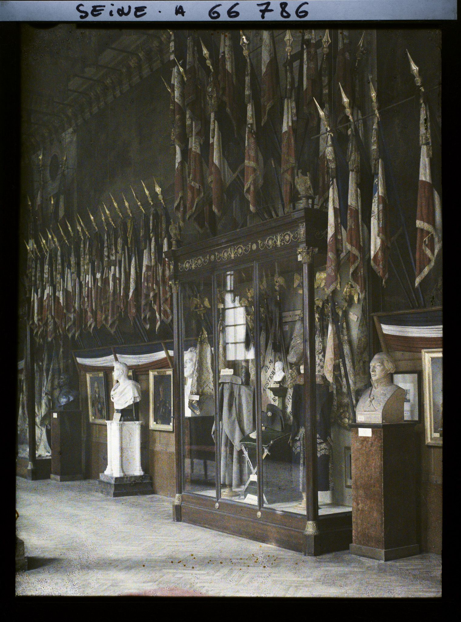 Image représentant L'hôtel des Invalides, vitrine du Premier Empire salle Turenne