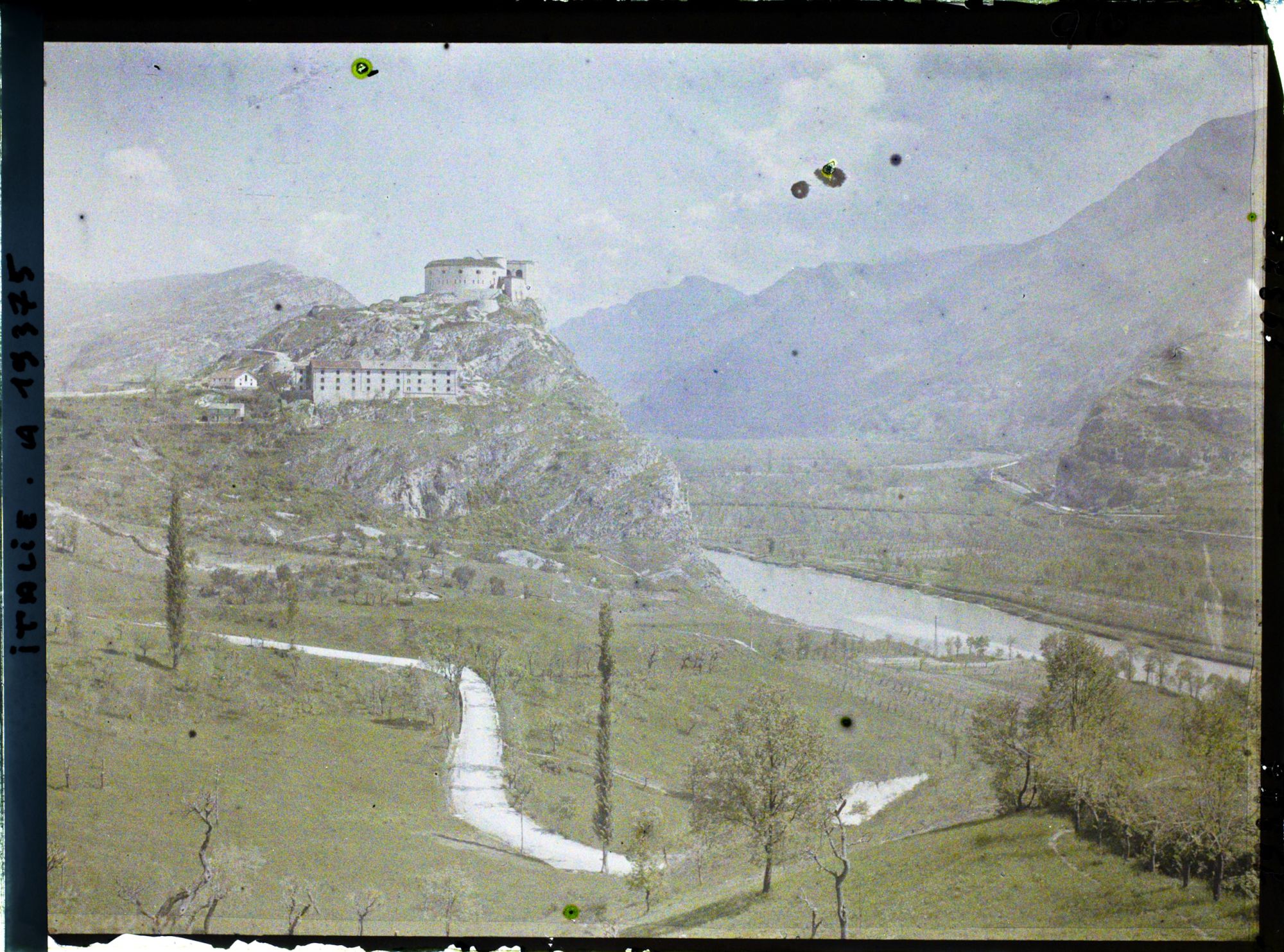 Image représentant Château ou fort dans le val d'Adige