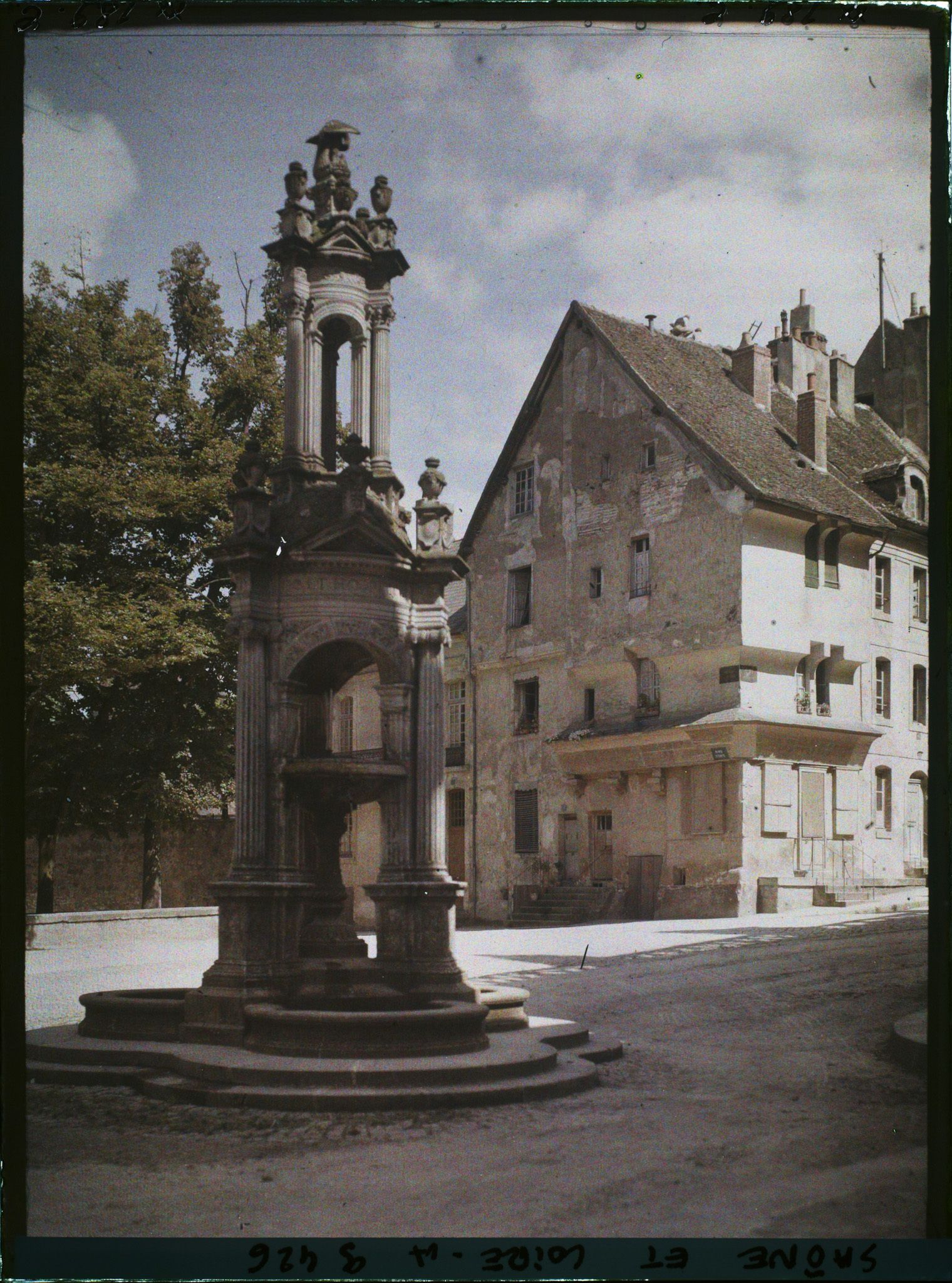 Image représentant Place Saint-Louis, la fontaine Saint-Lazare