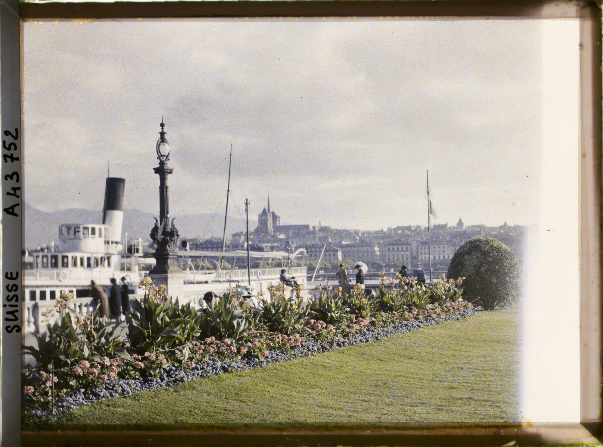 Image représentant Un bateau de la CGN à l'embarcadère du quai du Mont-Blanc