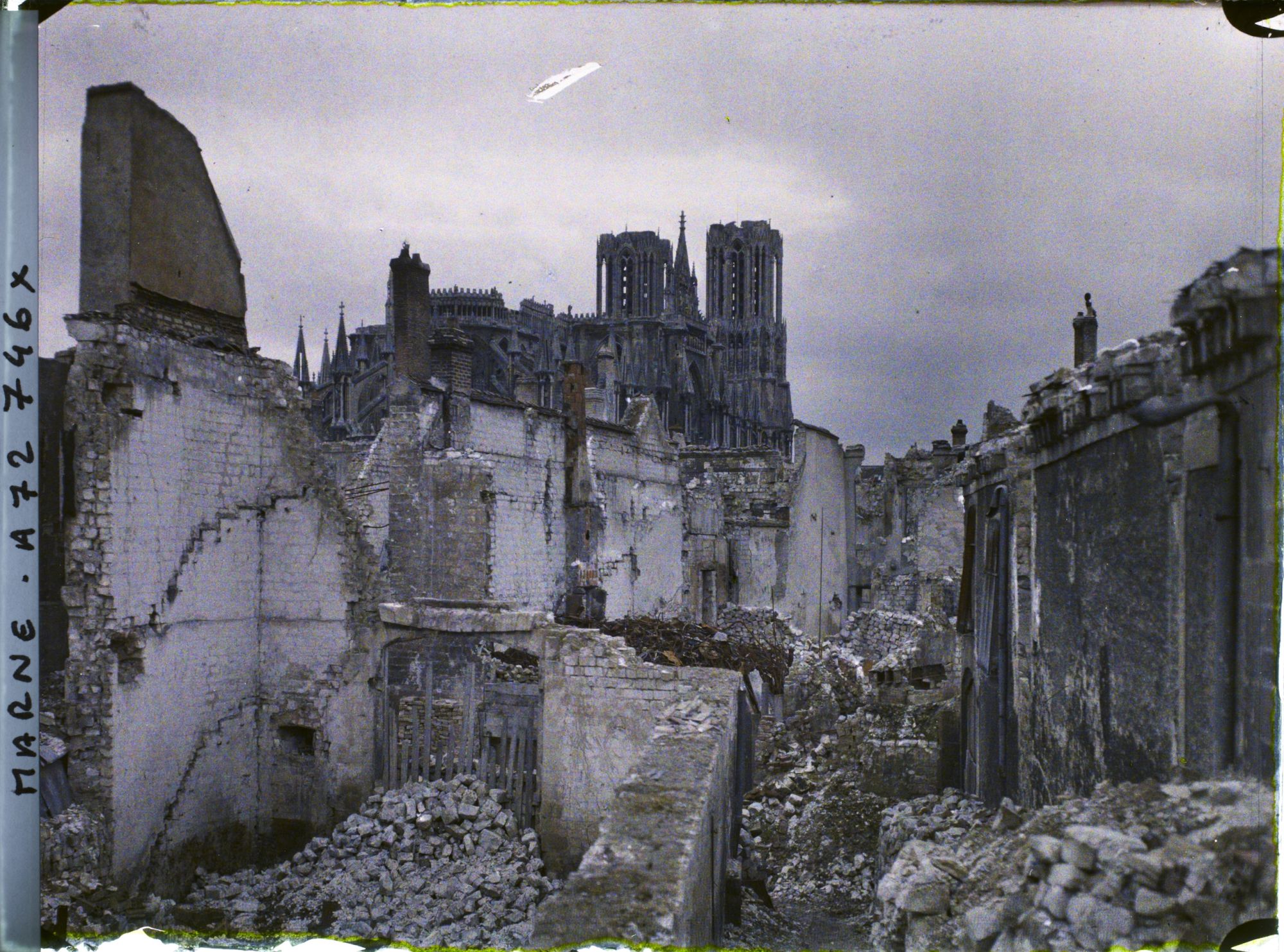 Image représentant Ruine rue de la Gabelle, au fond la cathédrale