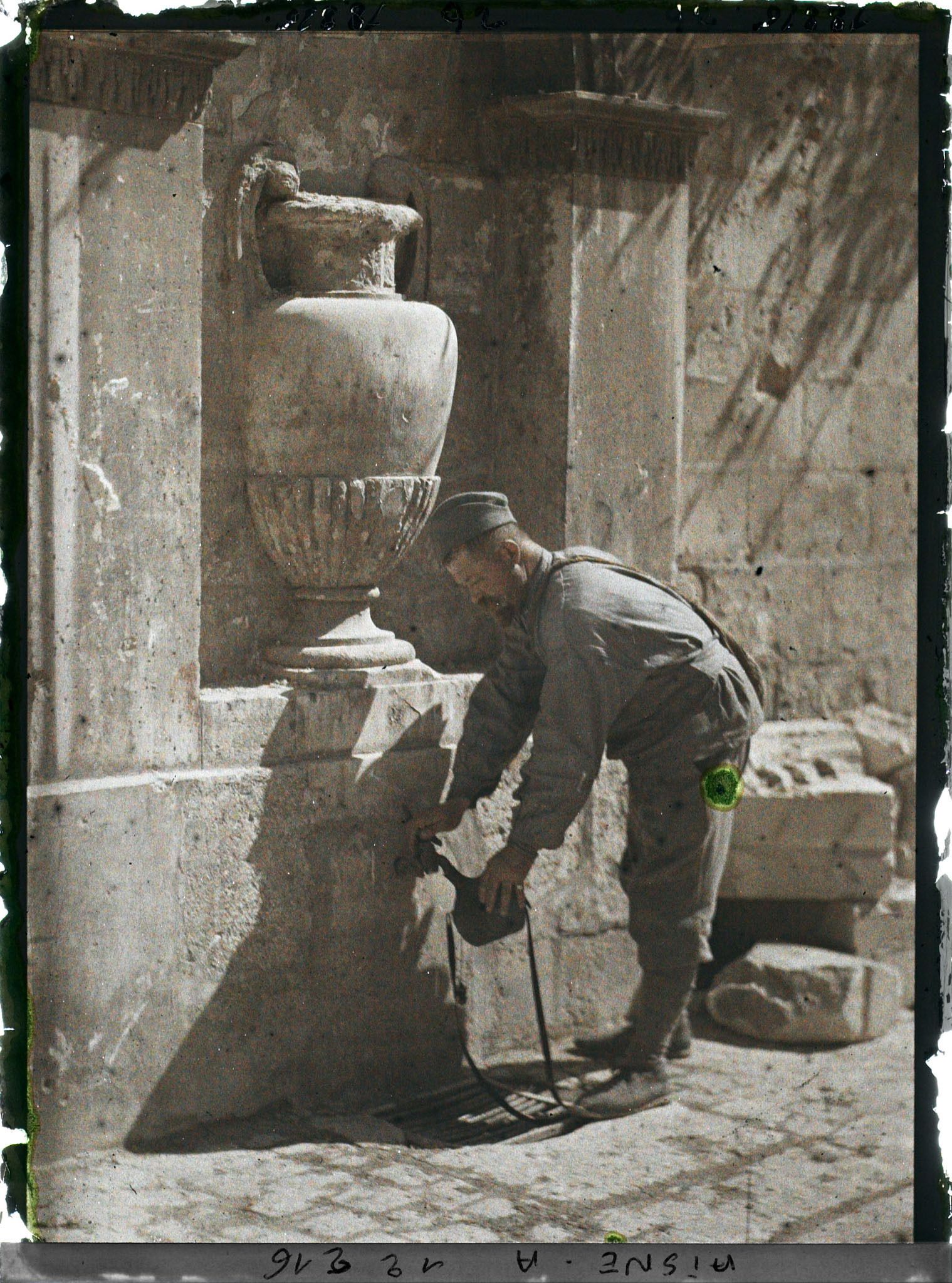 Image représentant Un soldat prenant de l'eau à la fontaine du Vase de Soissons