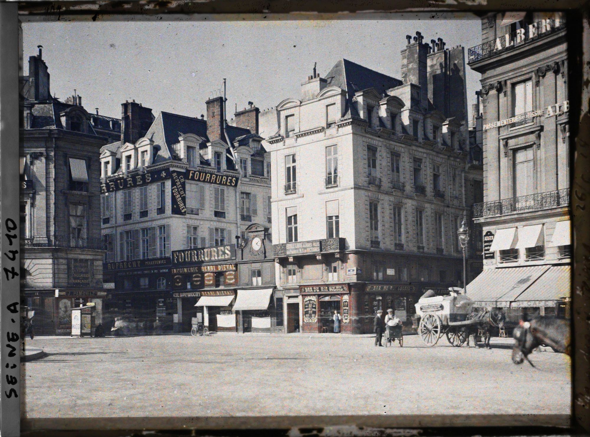 Image représentant La place des Victoires à l'angle de la rue Vide-Gousset et de la rue d'Aboukir