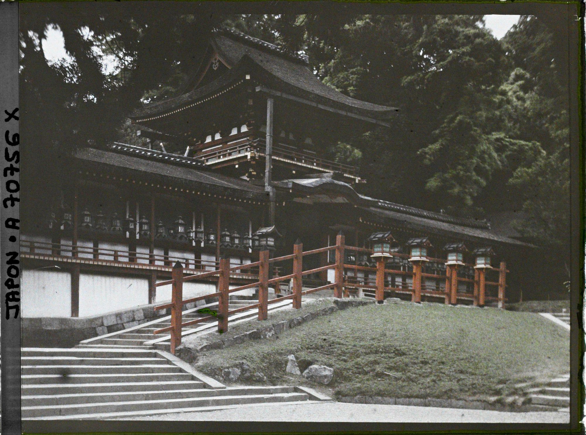 Image représentant Sanctuaire Kasuga-Jinja (ou Kasuga-Taisha) : le Orô et la Chû-mon, entrée du sanctuaire intérieur Go-honden