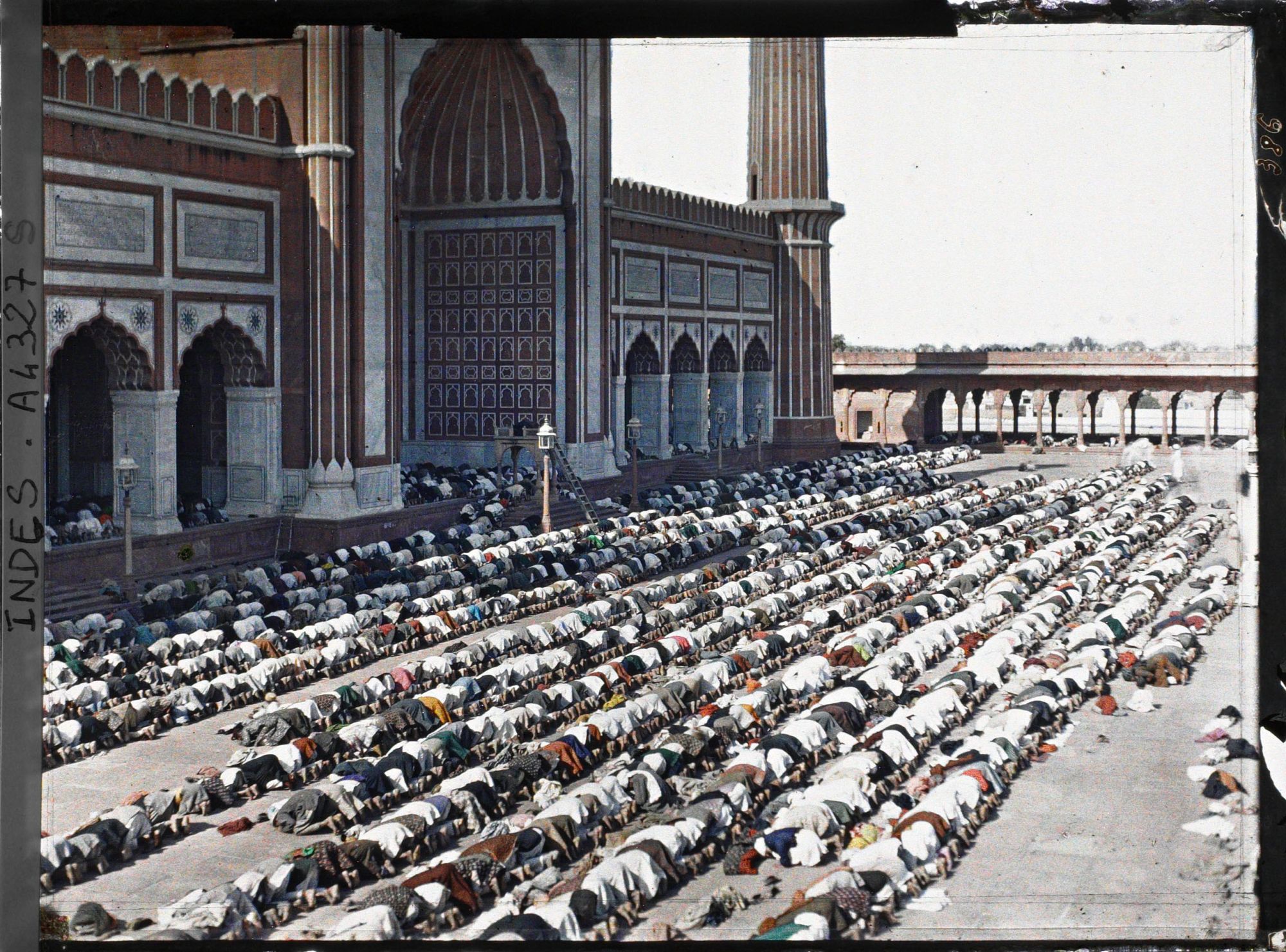 Image représentant La prière du vendredi dans la cour de la Grande Mosquée (Jama Masjid)