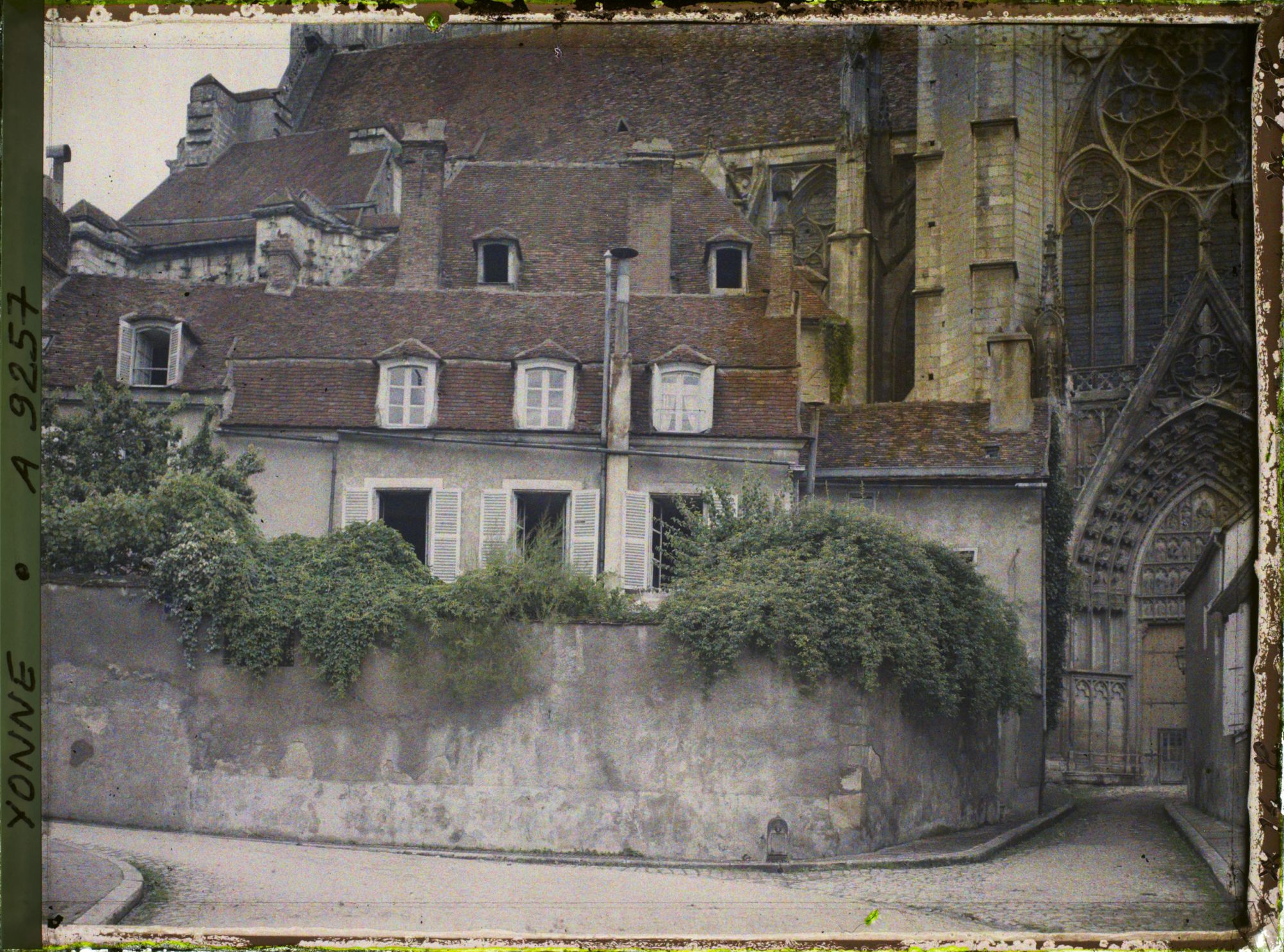 Image représentant Les maisons devant la cathédrale Saint-Etienne d'Auxerre