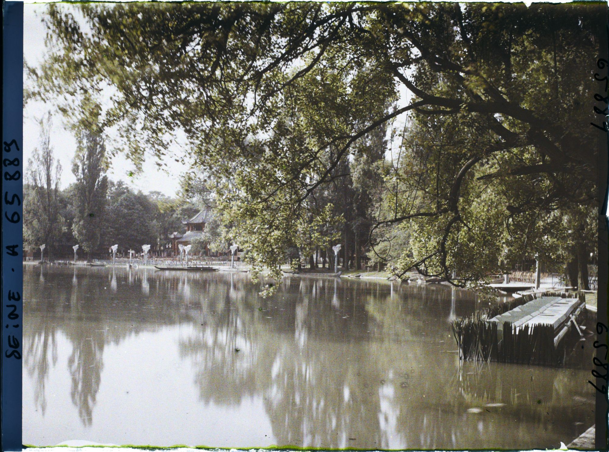 Image représentant L'Exposition Coloniale Internationale de 1931, vue sur le lac Daumesnil