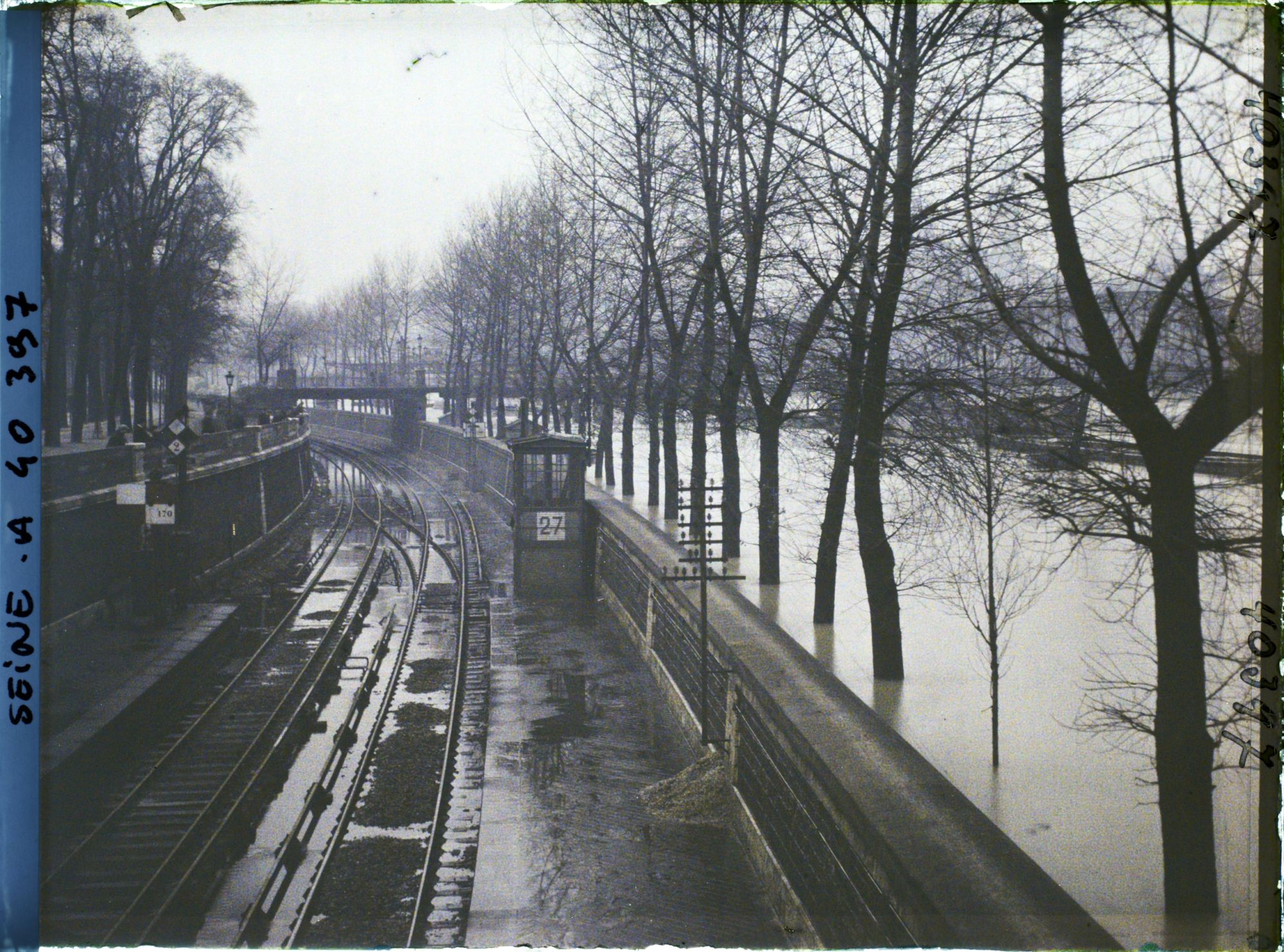 Image représentant La crue de la Seine, quai d'Orsay