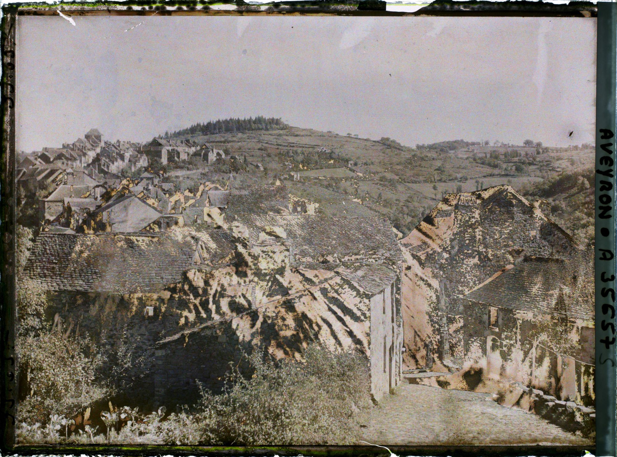Image représentant La rue du château, vue prise de la forteresse