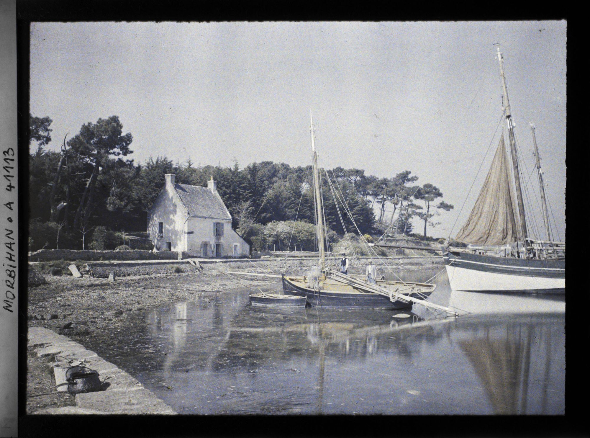 Image représentant Un voilier du Croisic à voile brune et un autre petit bateau