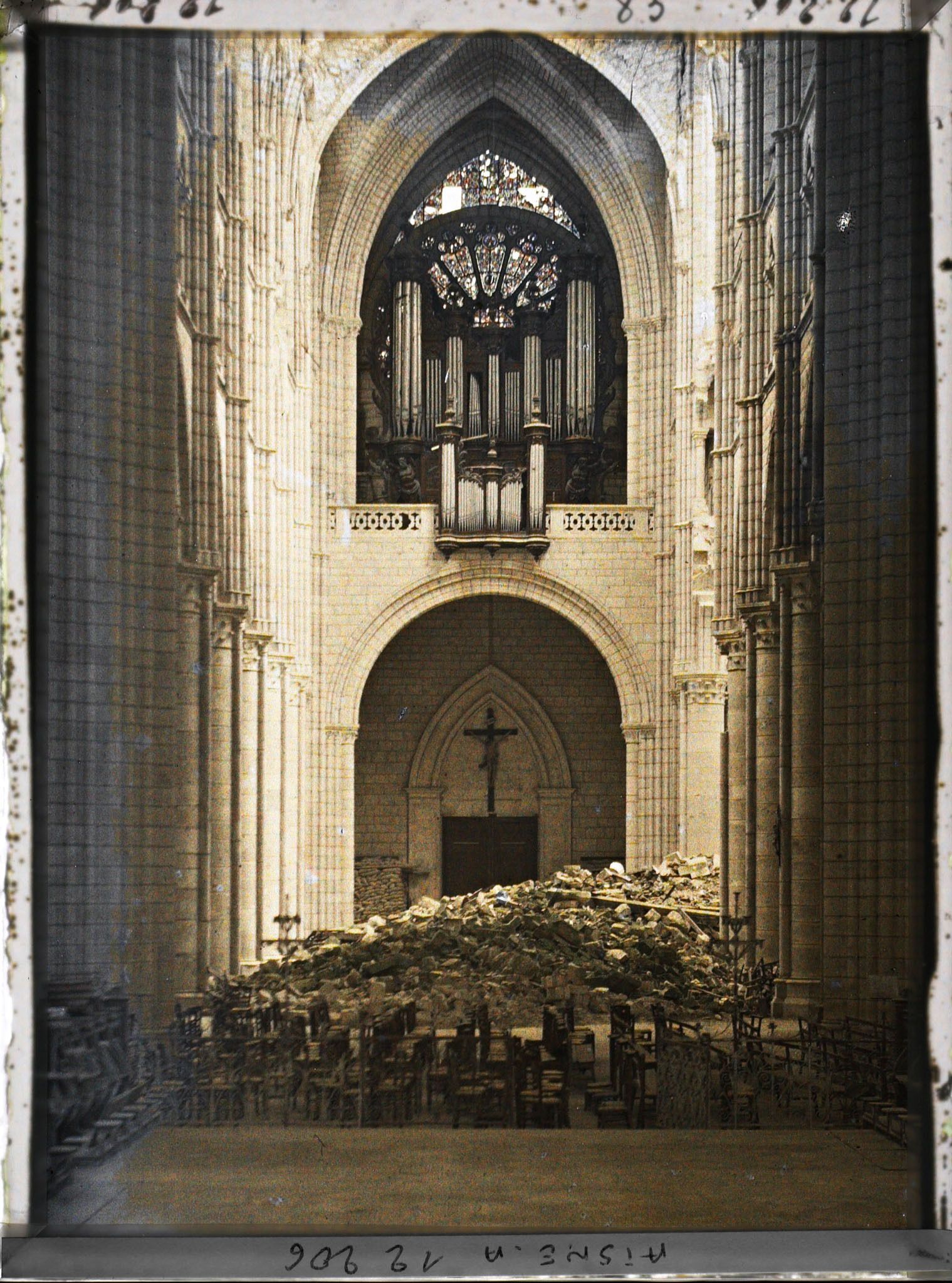 Image représentant Depuis le chœur, intérieur de de la nef jonchée de gravats et l'orgue