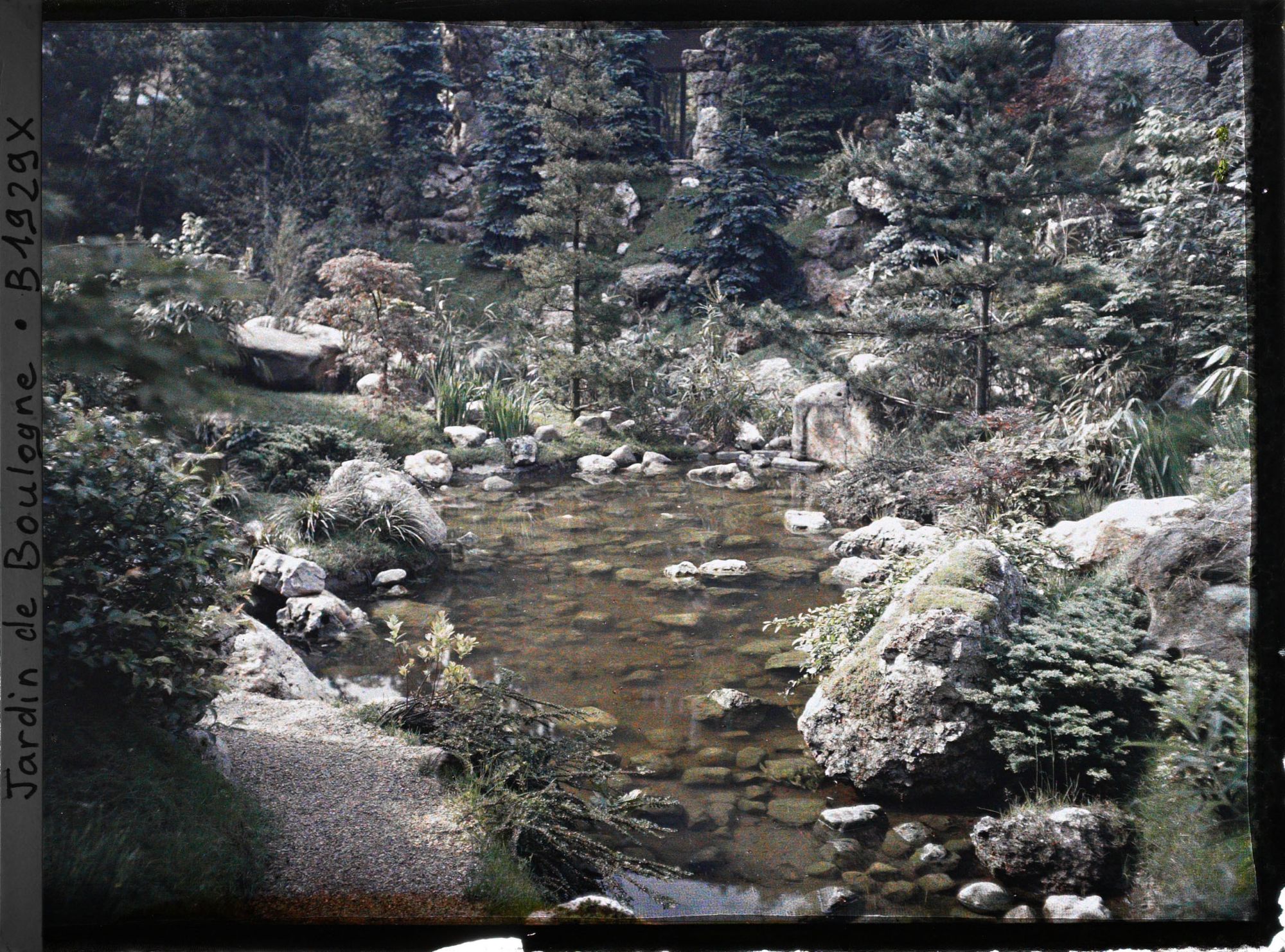 Image représentant Chemin du " sanctuaire japonais " longeant la pièce d'eau située au pied du temple shinto