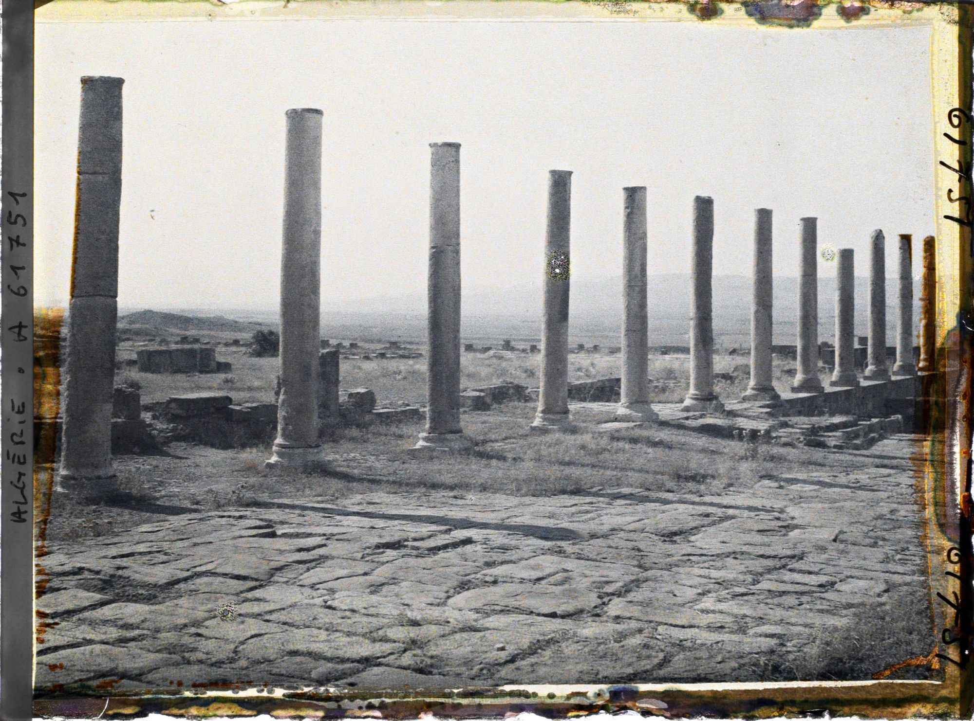 Image représentant Algérie, Timgad, Colonnades de la cour du Capitole