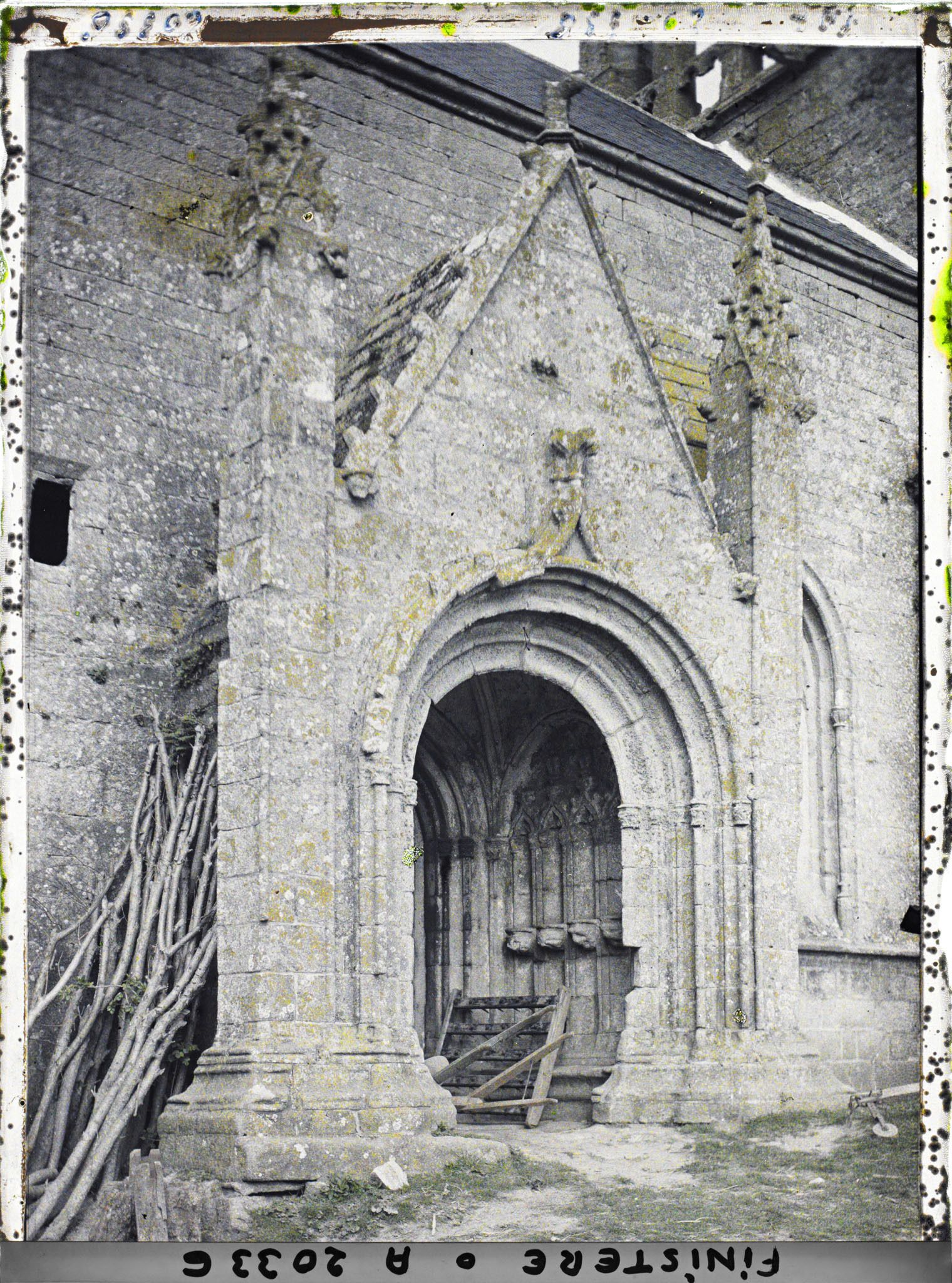 Image représentant Le porche de la chapelle Notre-Dame-de-Tronoën
