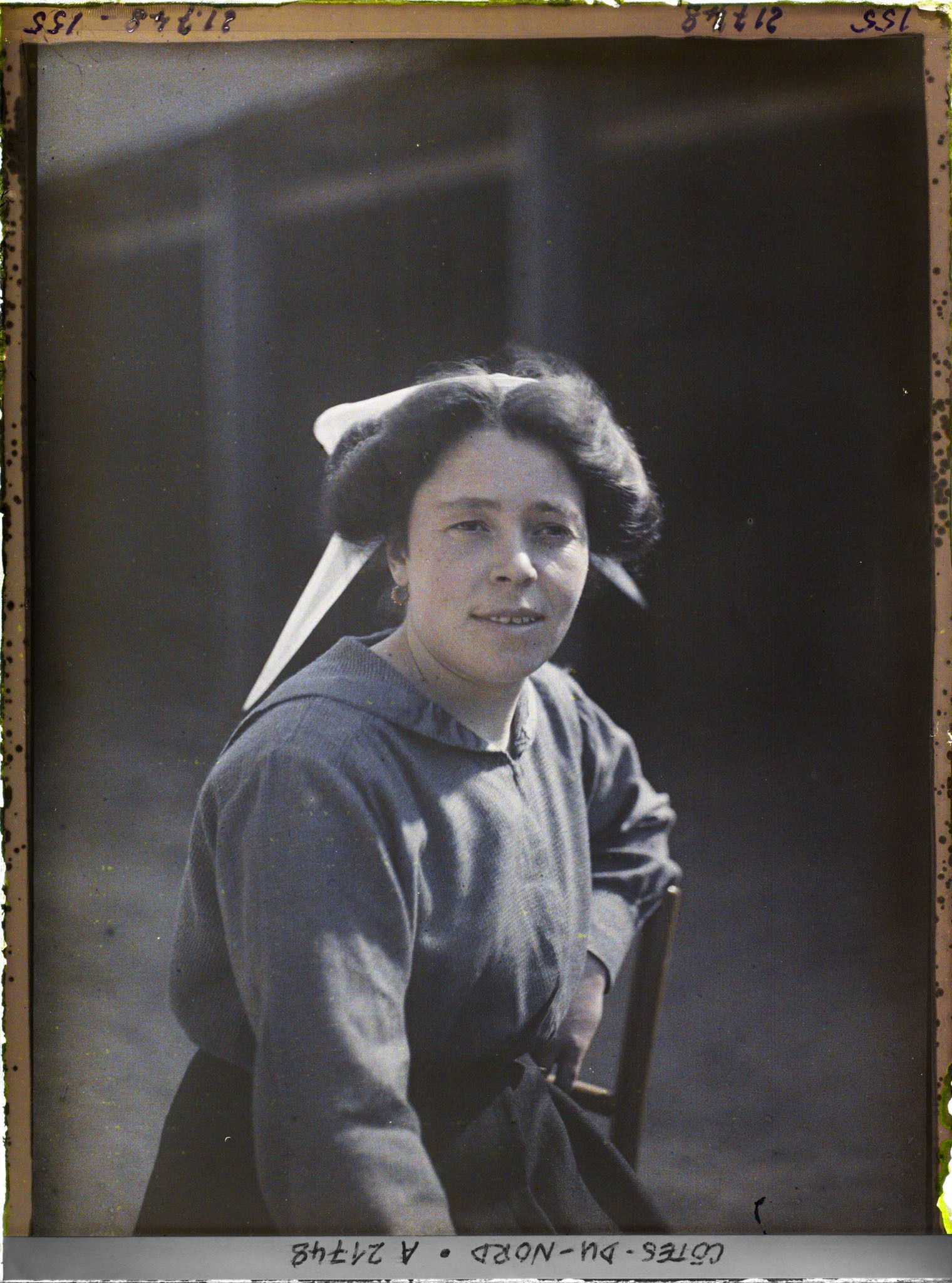 Image représentant Une habitante de Ploumanach, Mme Francine, portant la coiffe