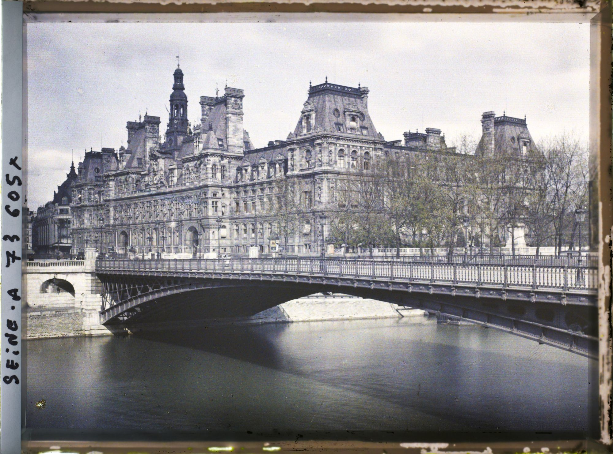 Image représentant L'hôtel de ville et le pont d'Arcole vus du quai de la Corse