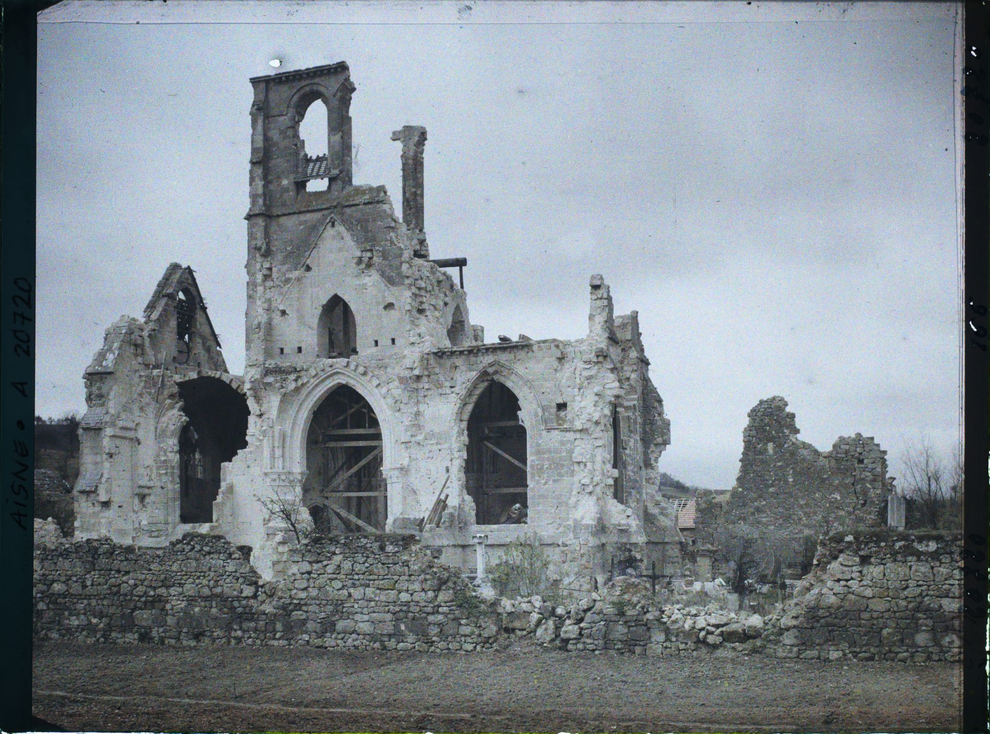 Image représentant France, Presles, Façade de l'Eglise