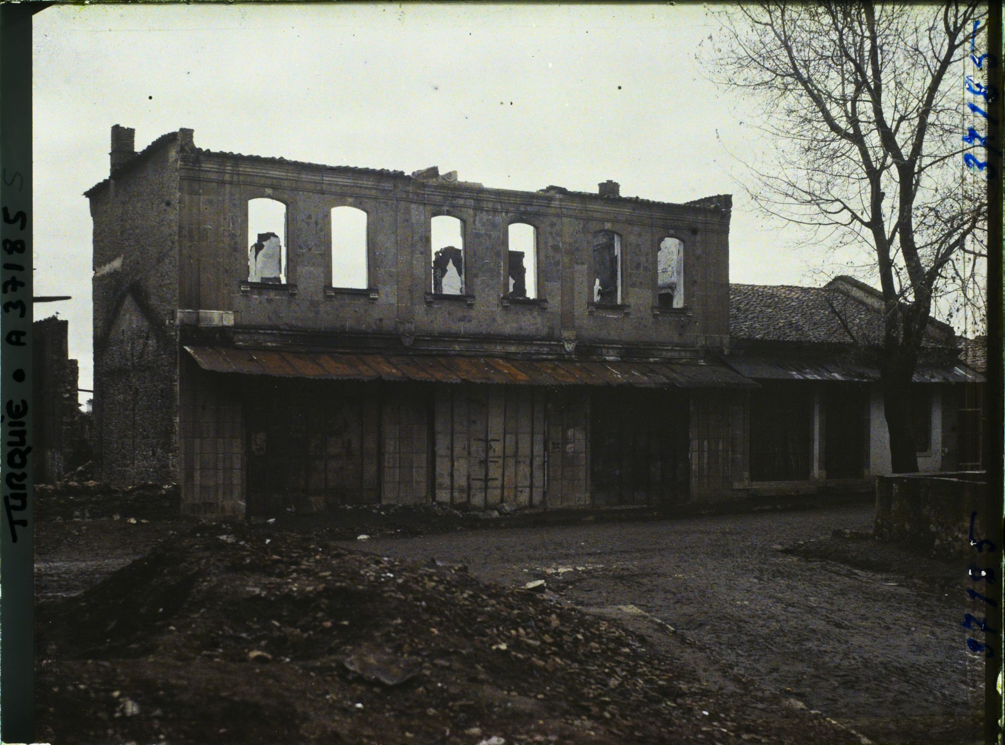 Image représentant Turquie, Ouchak, Maison incendiée
