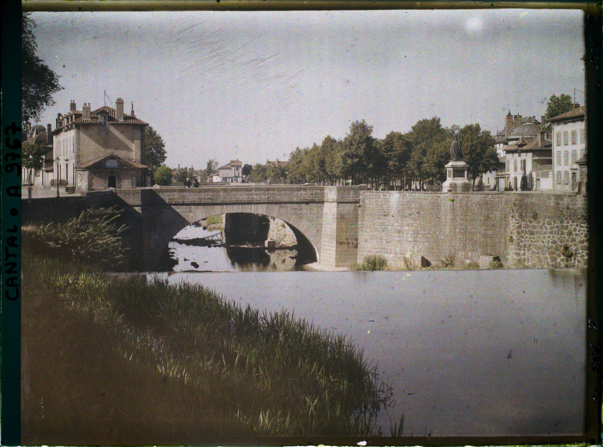 Image représentant Les bords de la Jordanne, quartier du pont rouge, avec la statue du pape Gerbert