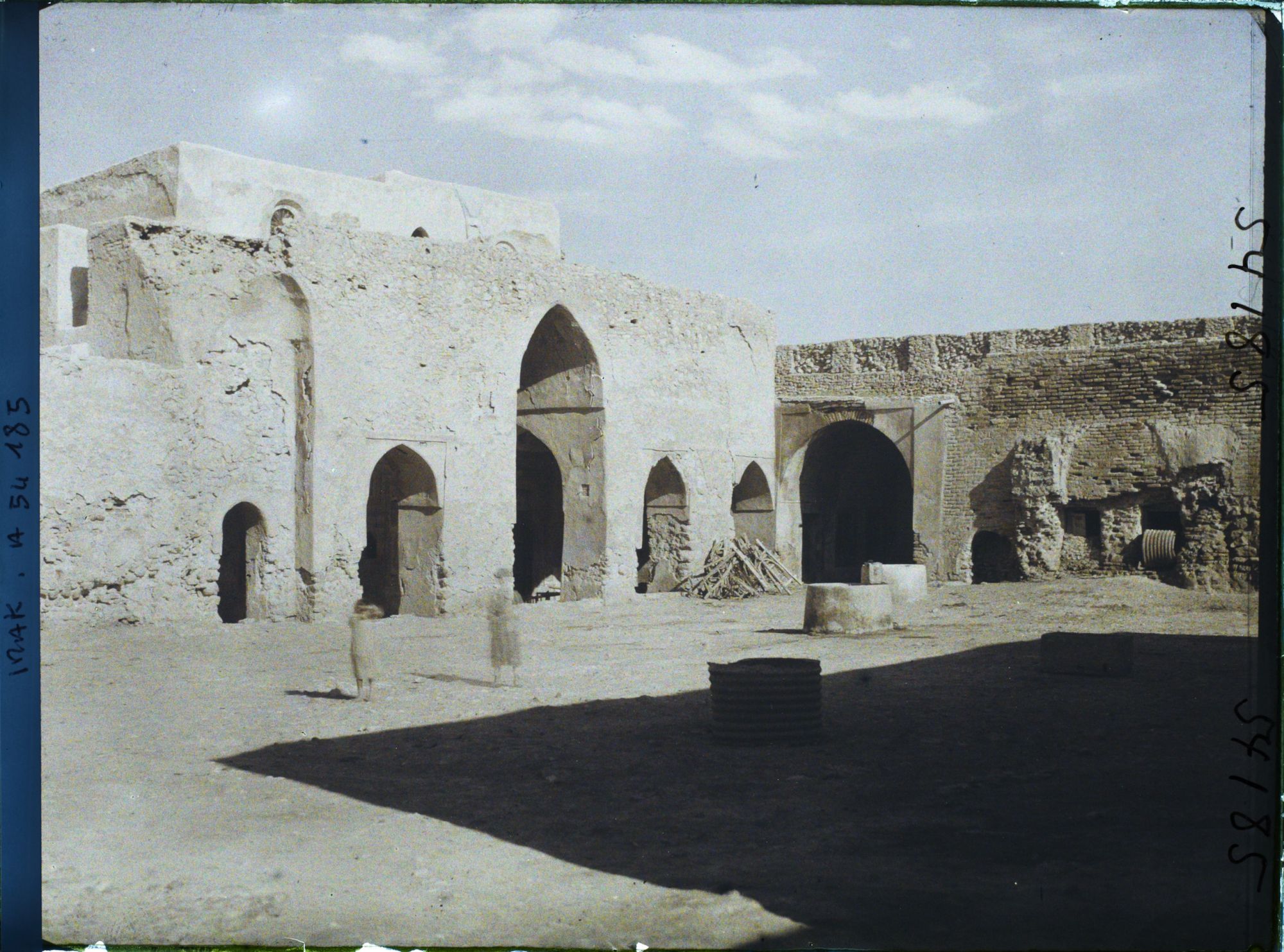 Image représentant La cour de l'église de Mar Behnam (IVe siècle)
