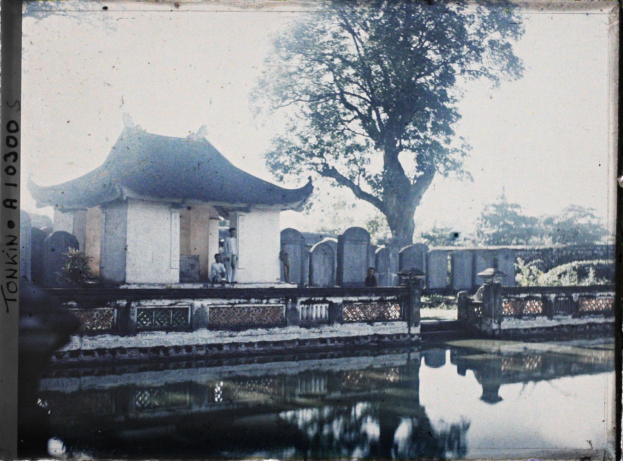 Image représentant Le bassin Thien-quang-tinh (" Puits où se reflète l'éclat pur du ciel "), dans la troisième cour du temple confucéen de la " Culture littéraire ", dans le quartier de la Citadelle (route de Sinh-tu)
