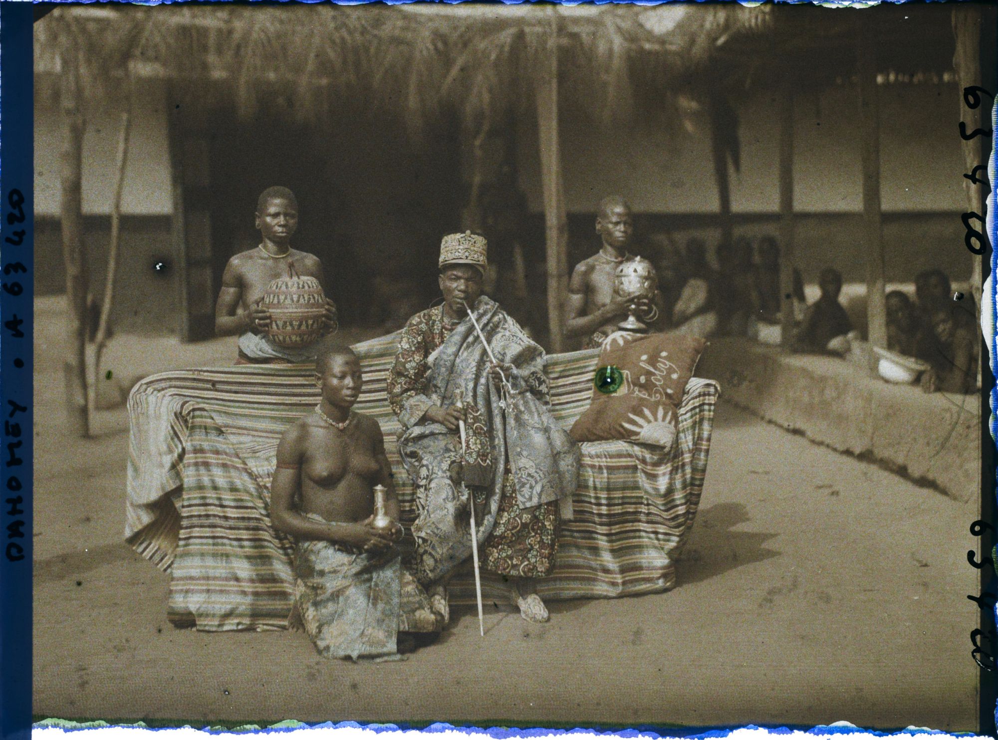 Image représentant Le roi Tôli entouré de ses femmes