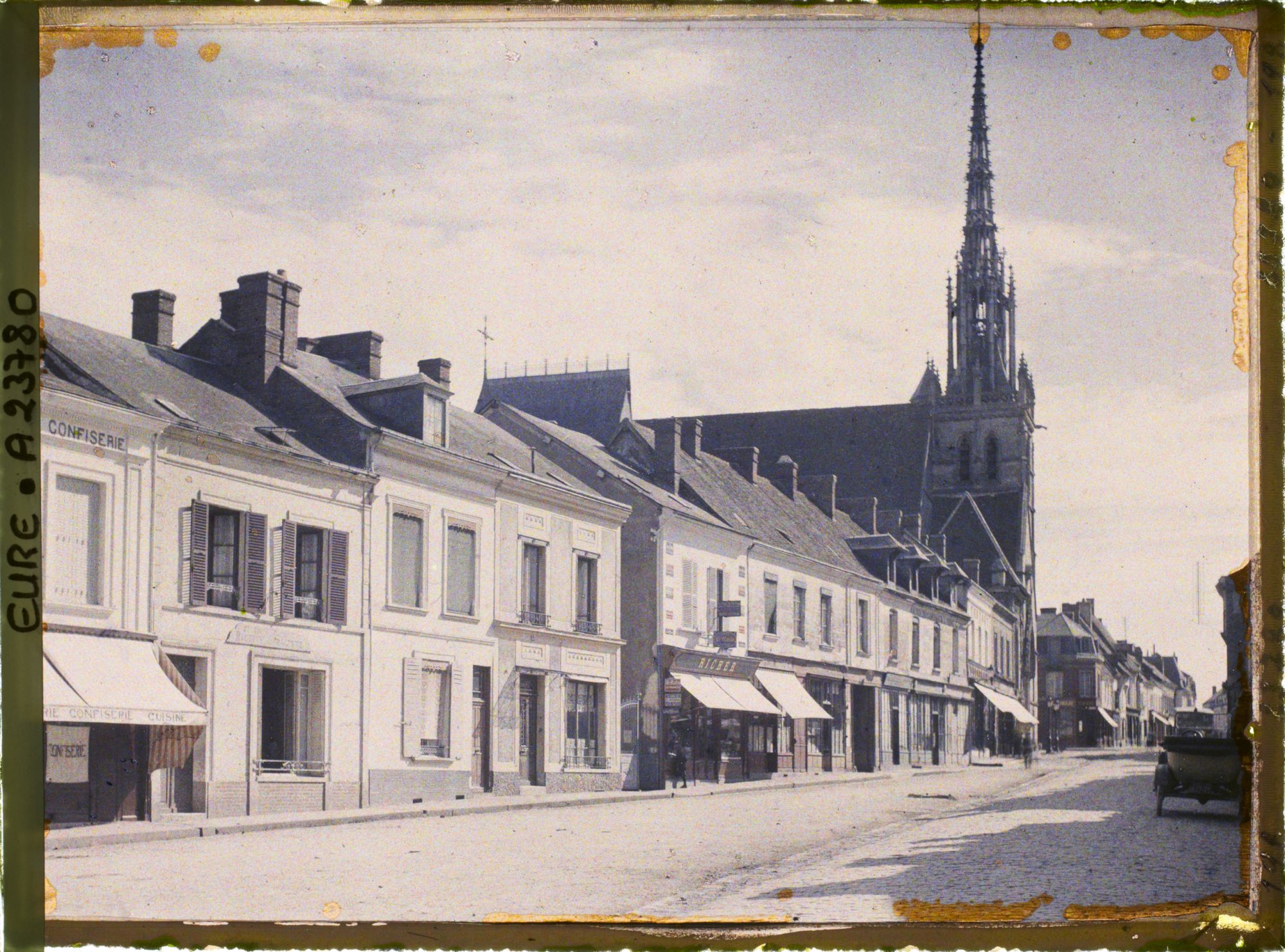 Image représentant La rue Sainte-Foy et l'église, vue prise de la place