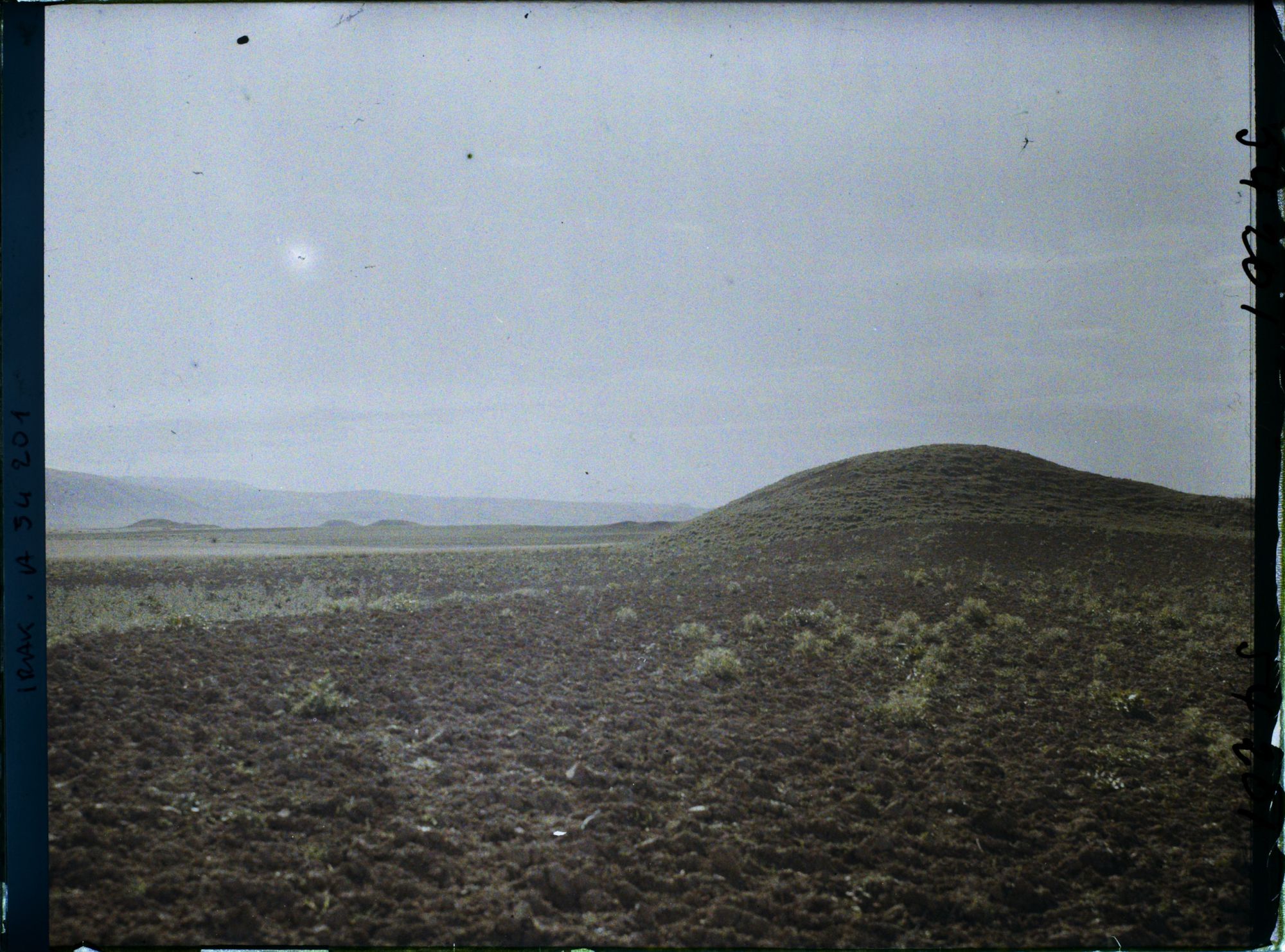 Image représentant Le grand tell (colline artificielle de ruines) de la capitale de Sargon II (722-705 av. J.-C.)