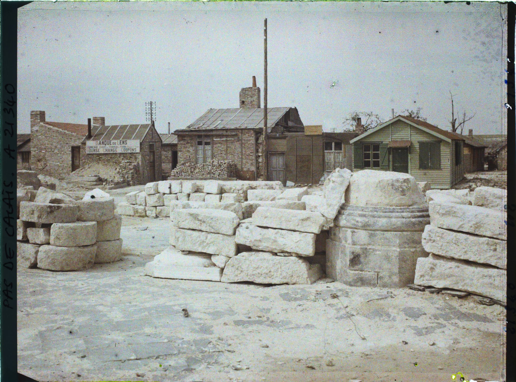 Image représentant France, Lens, Ruines de l'Eglise et Banque de Lens