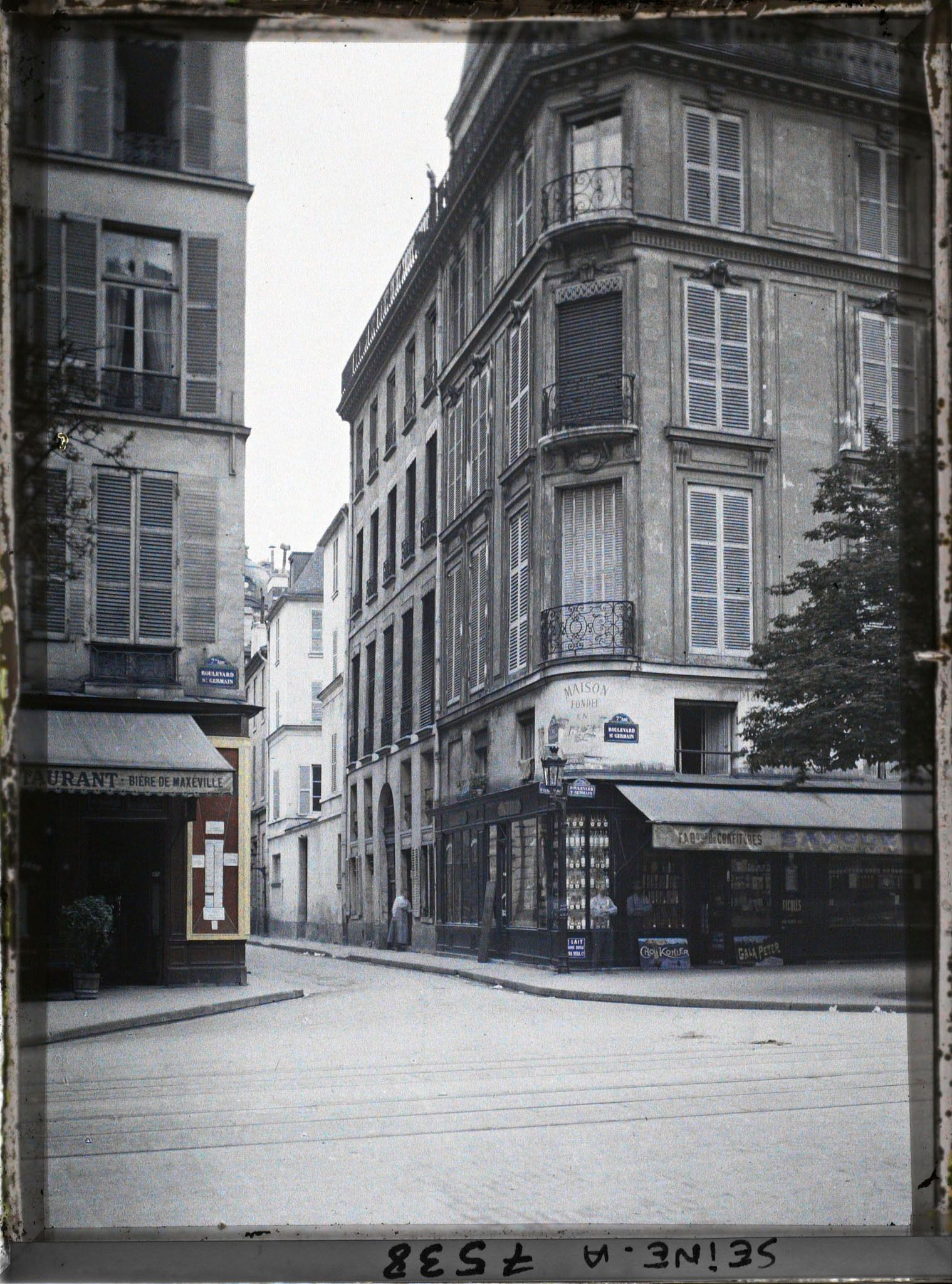 Image représentant L'angle du boulevard St-Germain et de la rue St-Guillaume