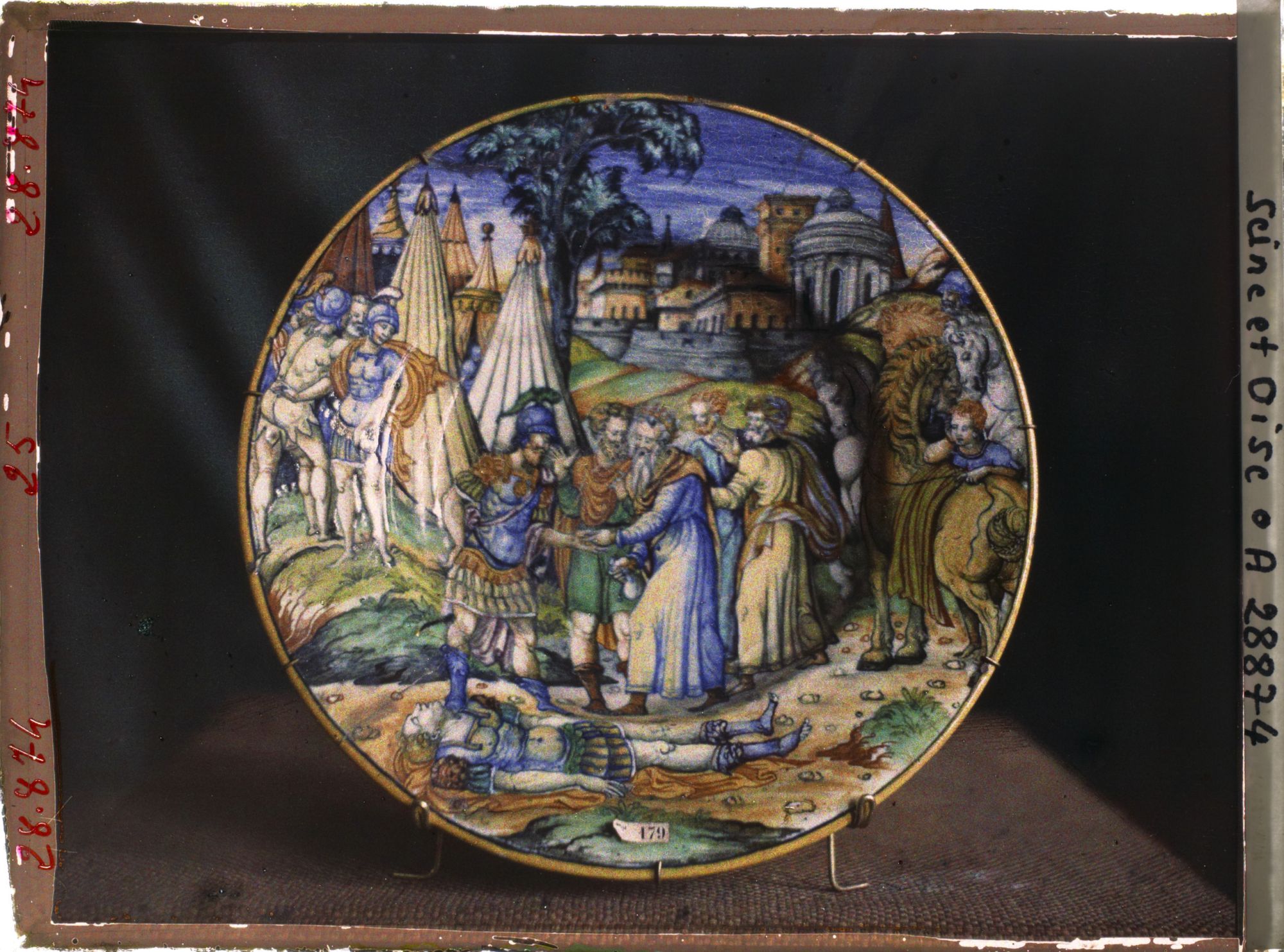 Image représentant Assiette de majolique d'Urbino des collections du musée de Sèvres