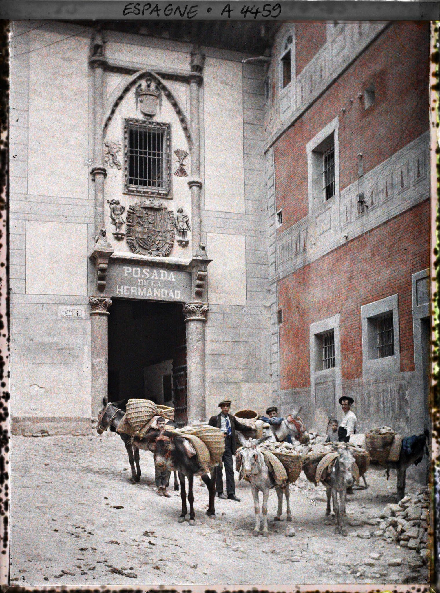 Image représentant Espagne, Tolède, Porte de la prison de l'Inquisition, avec ânes chargés