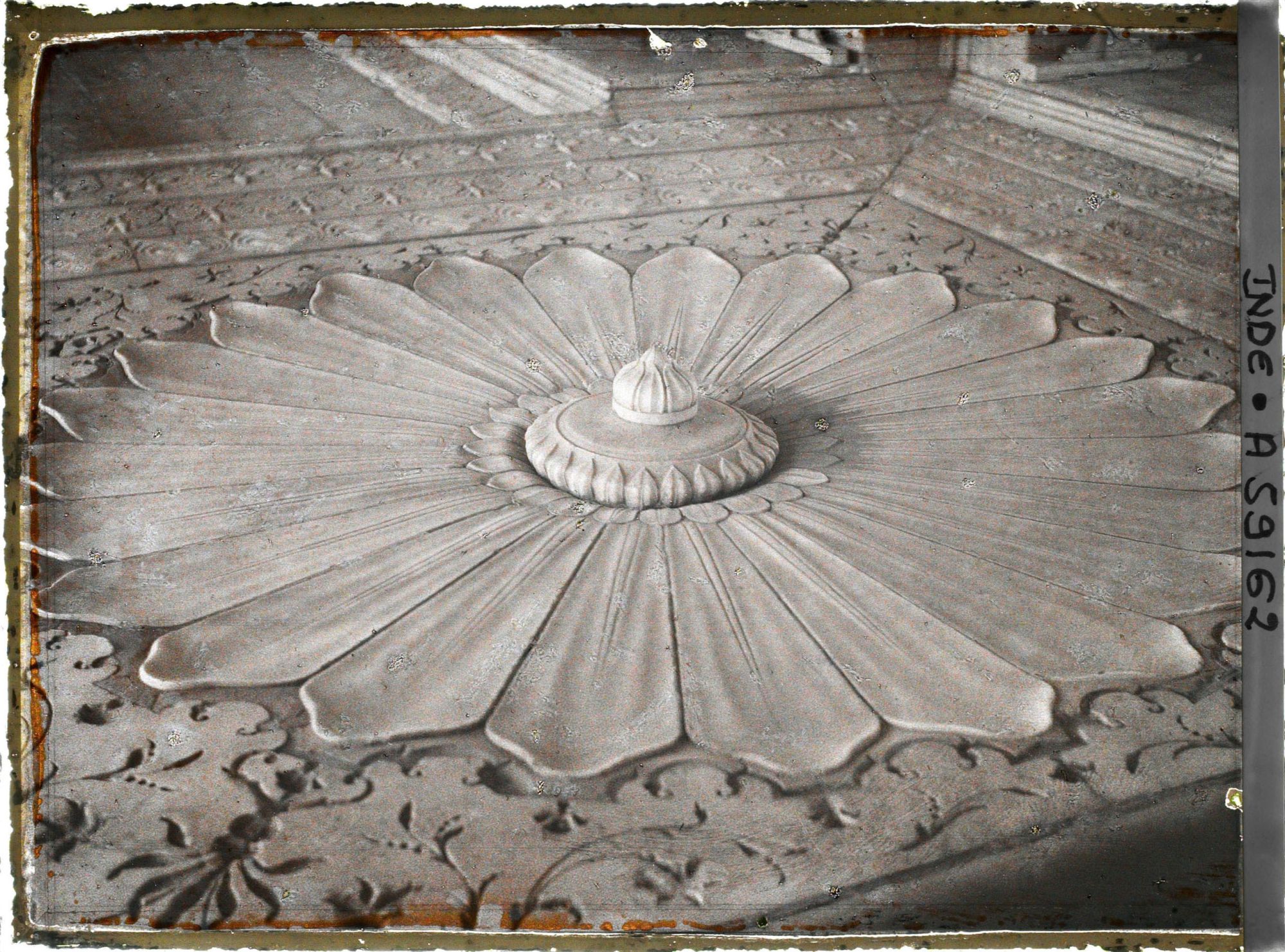 Image représentant La fontaine en forme de fleur de lotus épanouie du pavillon des couleurs (Rang Mahal), partie principale du harem du fort Rouge (Lal Qila)