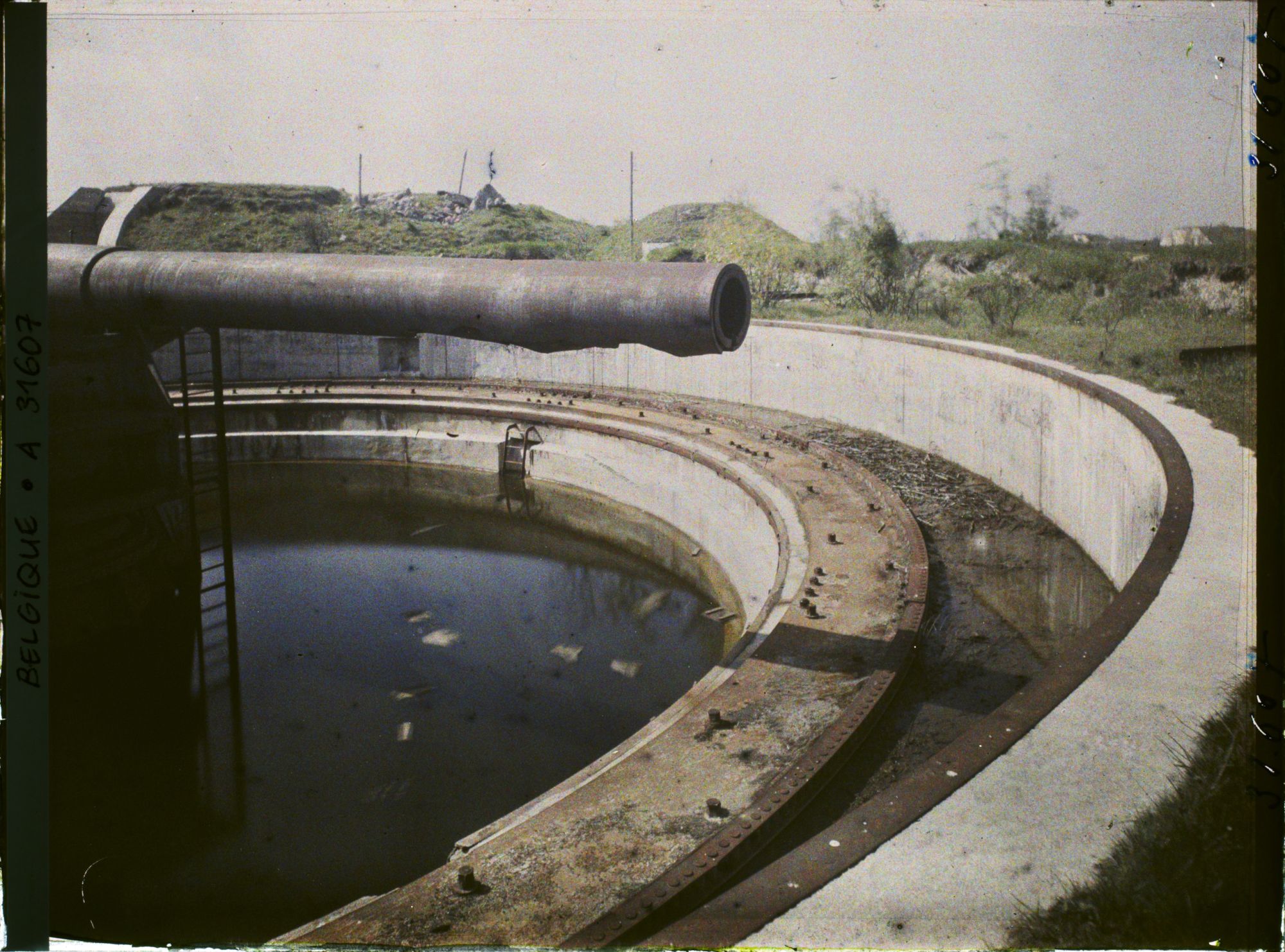 Image représentant Belgique, Ostende, Batterie Deutschland, Effet de l'éclatement du tube sur la bouche de la pièce