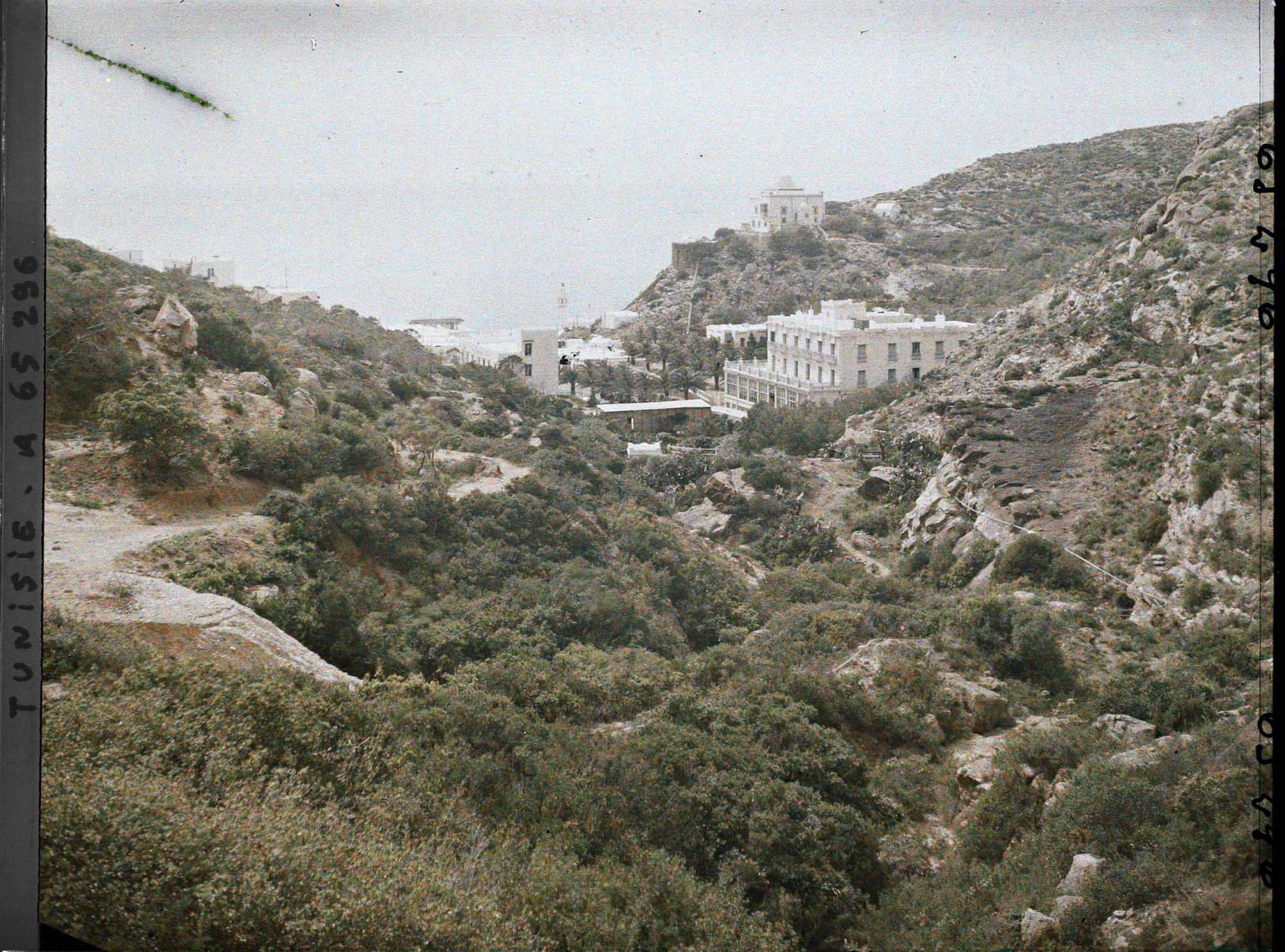 Image représentant Vue panoramique sur les falaises, les établissements thermaux et hôteliers