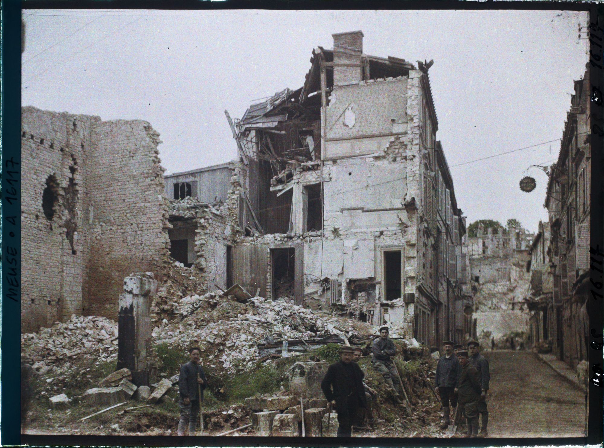 Image représentant France, Verdun, Ruines rue du St Esprit, boches enlevant les décombres