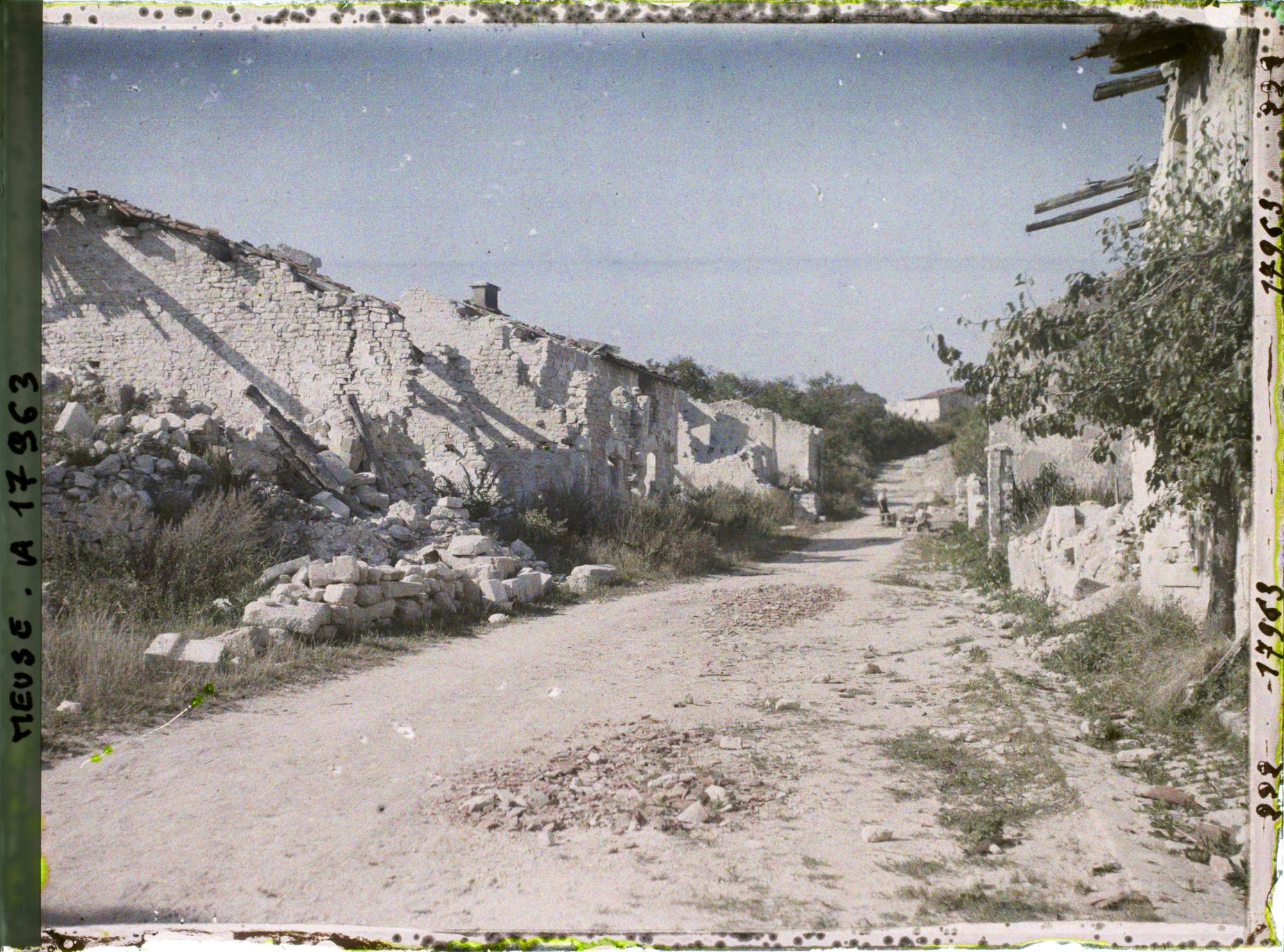 Image représentant France, Haudiomont, Une rue prise de l'Eglise