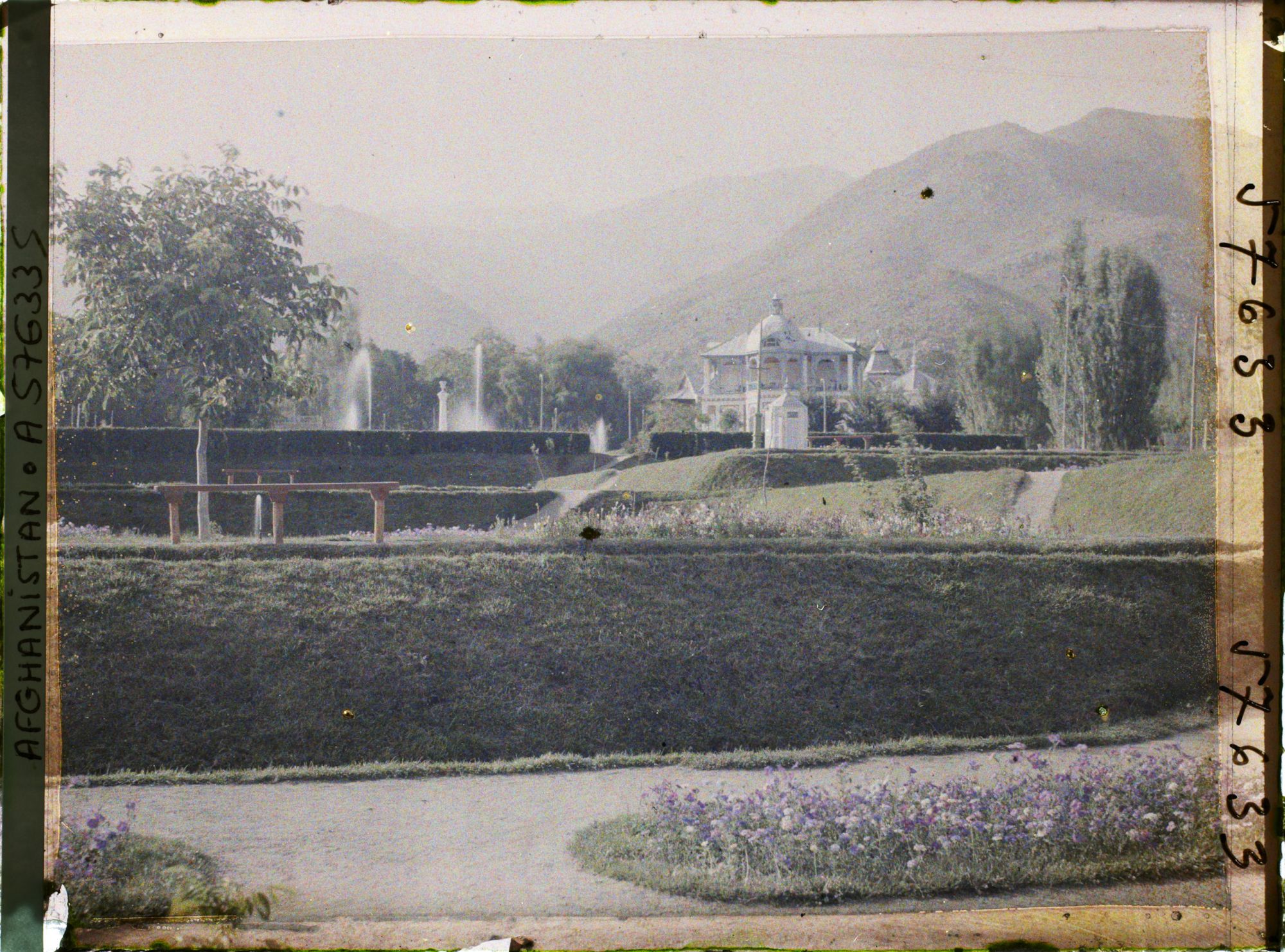 Image représentant Dans le Jardin public (Bâgh-e omumi) vers la maison de thé