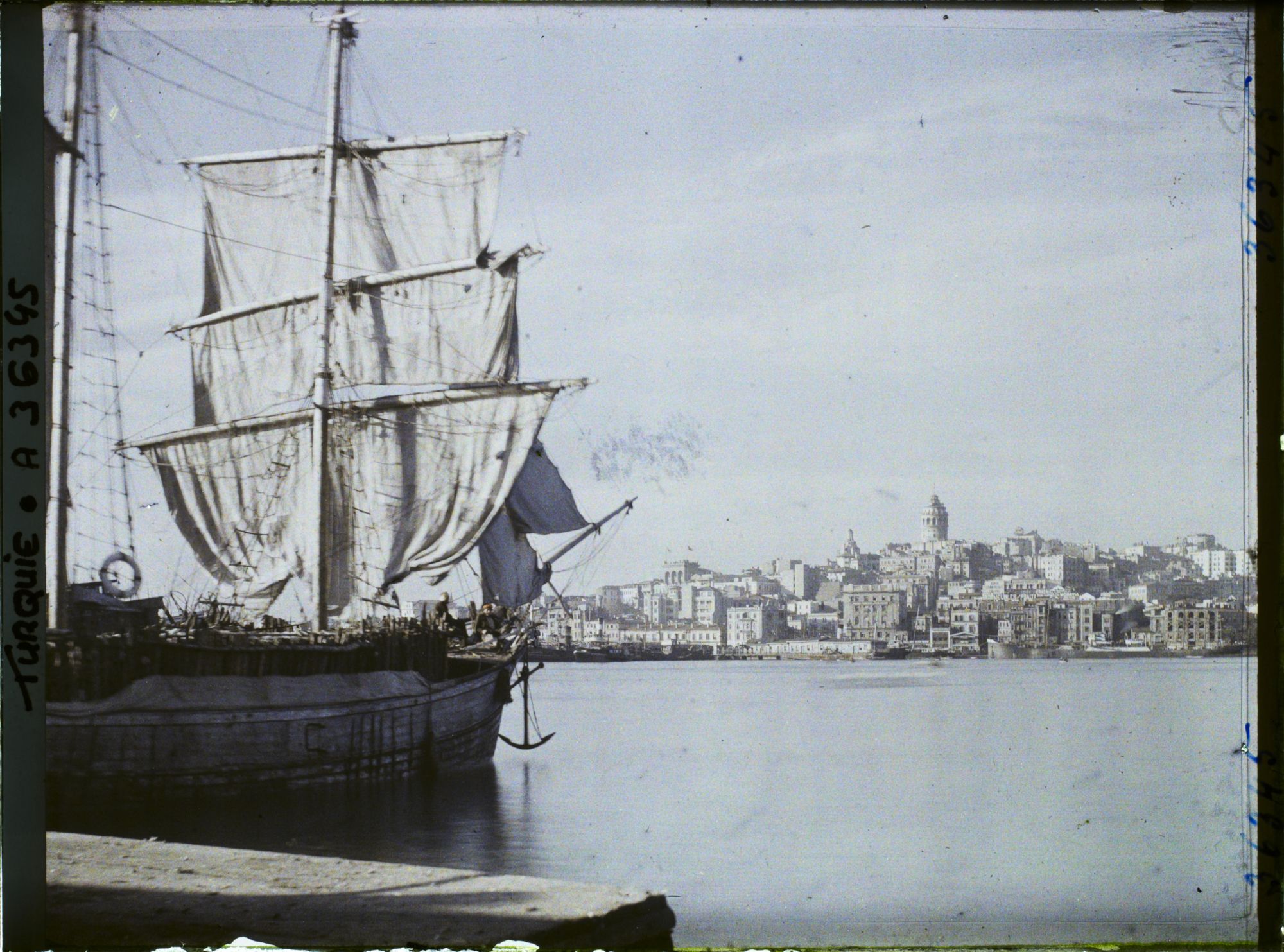 Image représentant Un bateau au port. Au fond, la colline de Galata dominée par sa tour