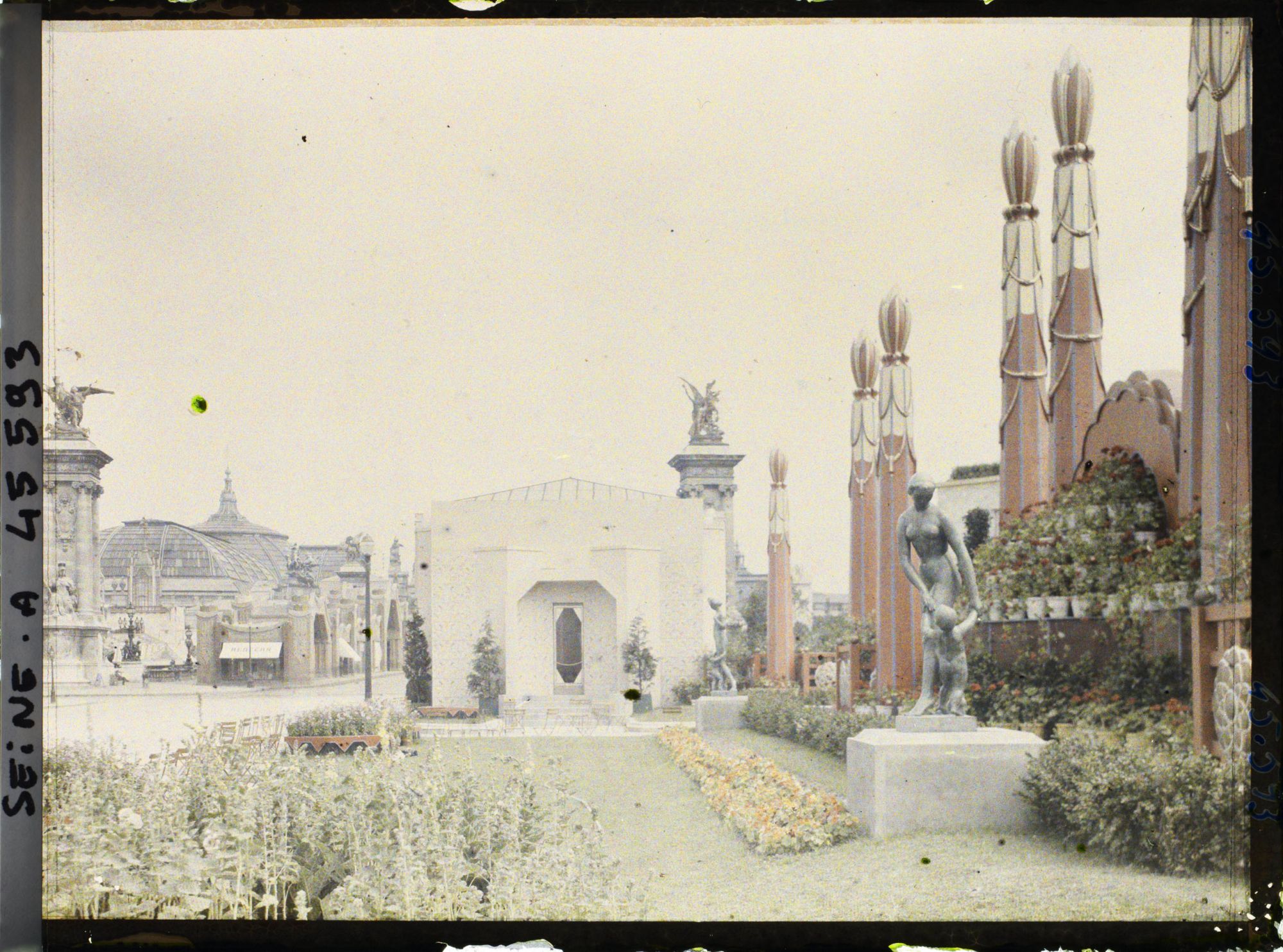 Image représentant L'Exposition des arts décoratifs, Jardin de Jacques Lambert , sur la terrasse de la gare et pavillon du Gant, vue vers le pont Alexandre III