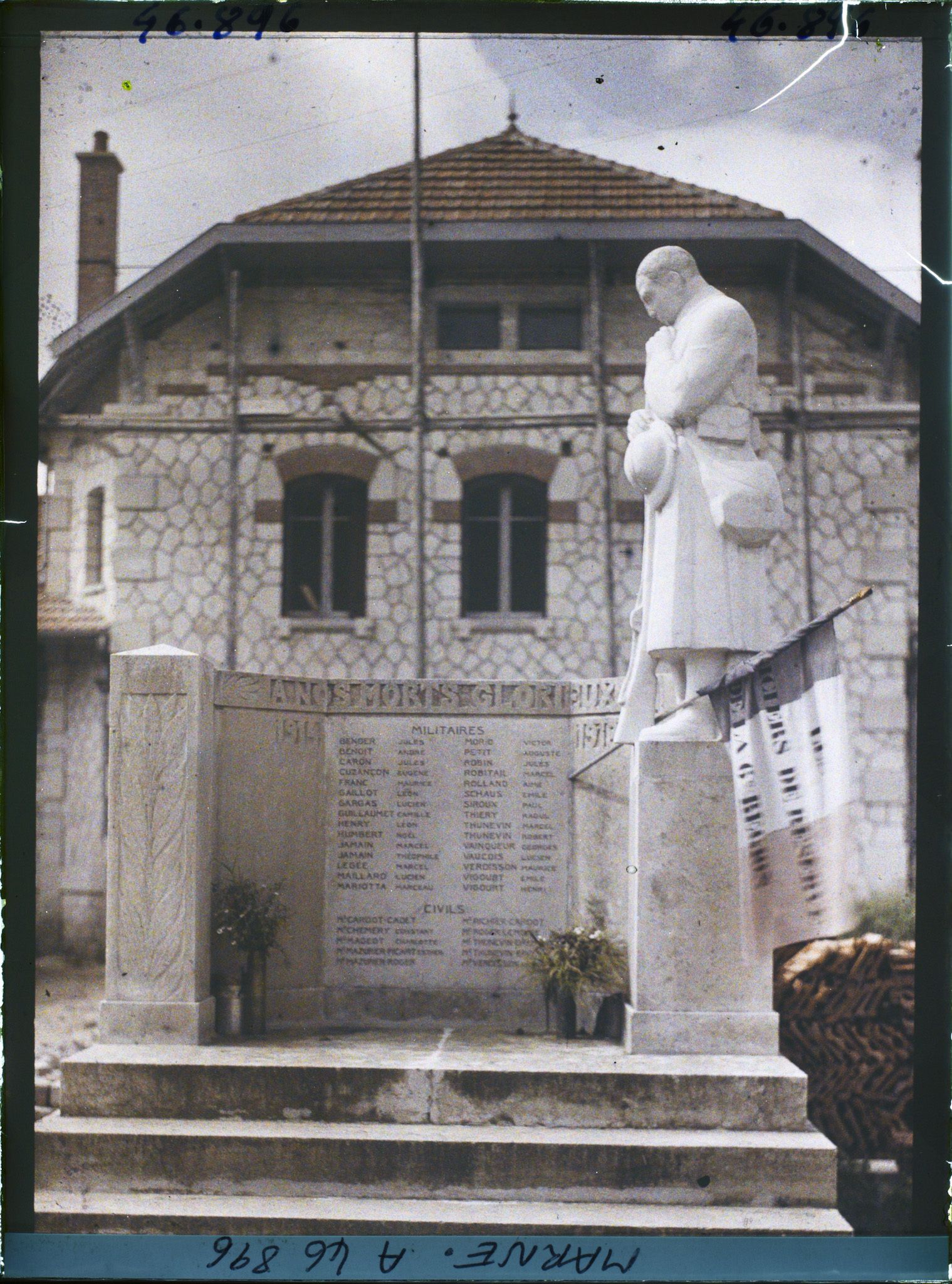 Image représentant France, Vienne le Château Marne (475 h.), Le Monumt aux Morts