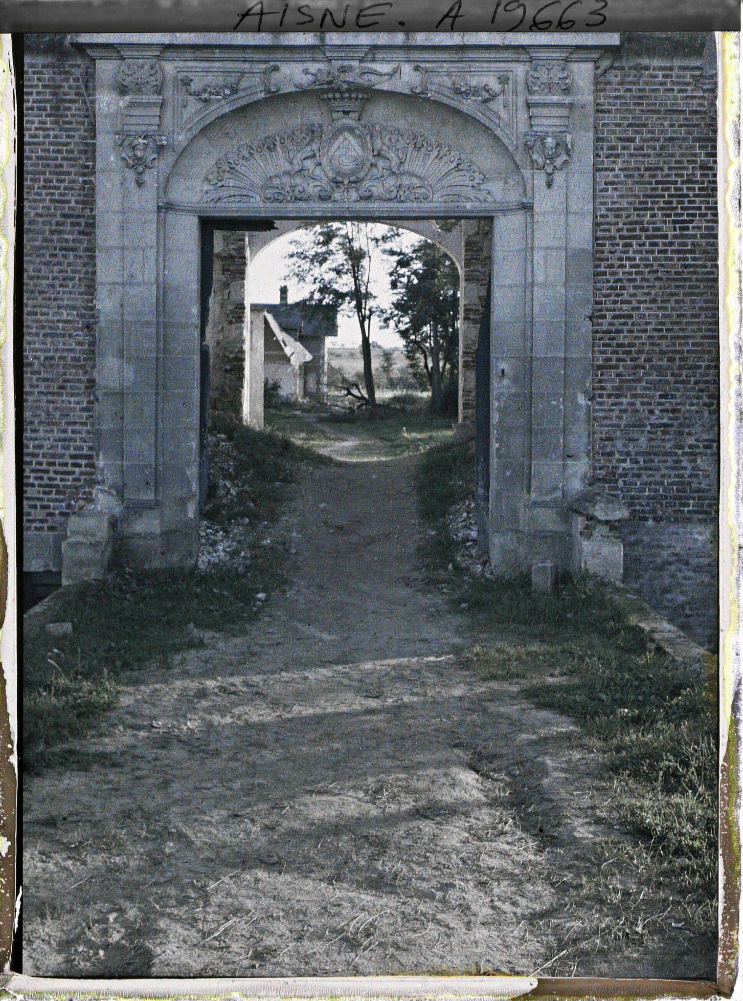 Image représentant France, Tergnier, Sur la place, les arbres sciés par les Boches