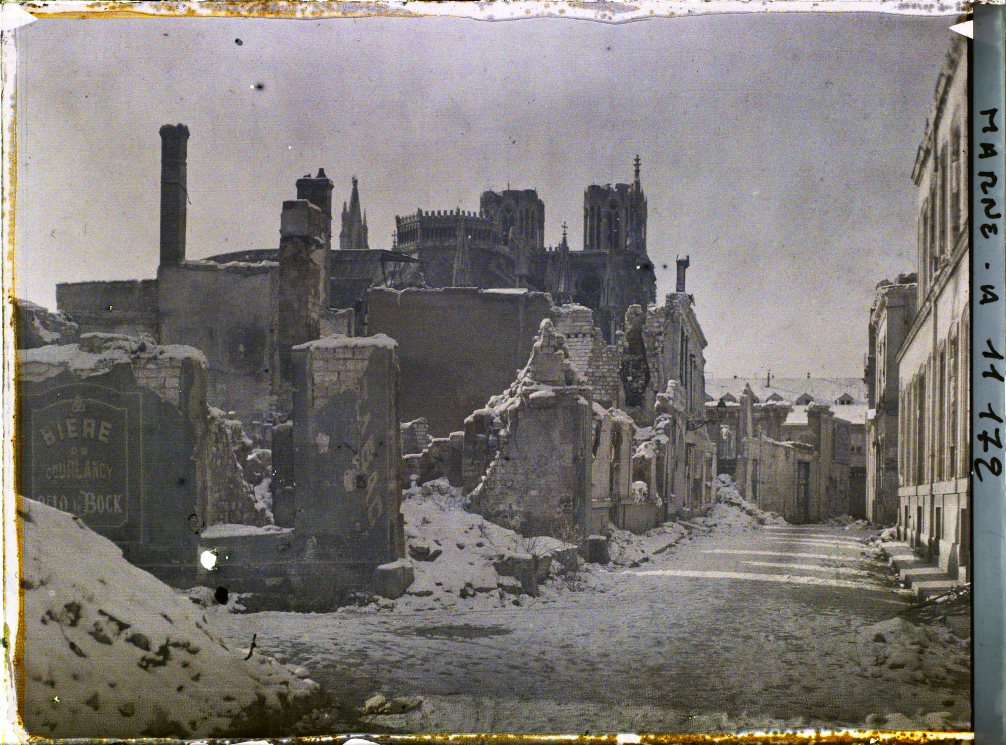 Image représentant La rue Eugène Desteuque, avec au fond la cathédrale