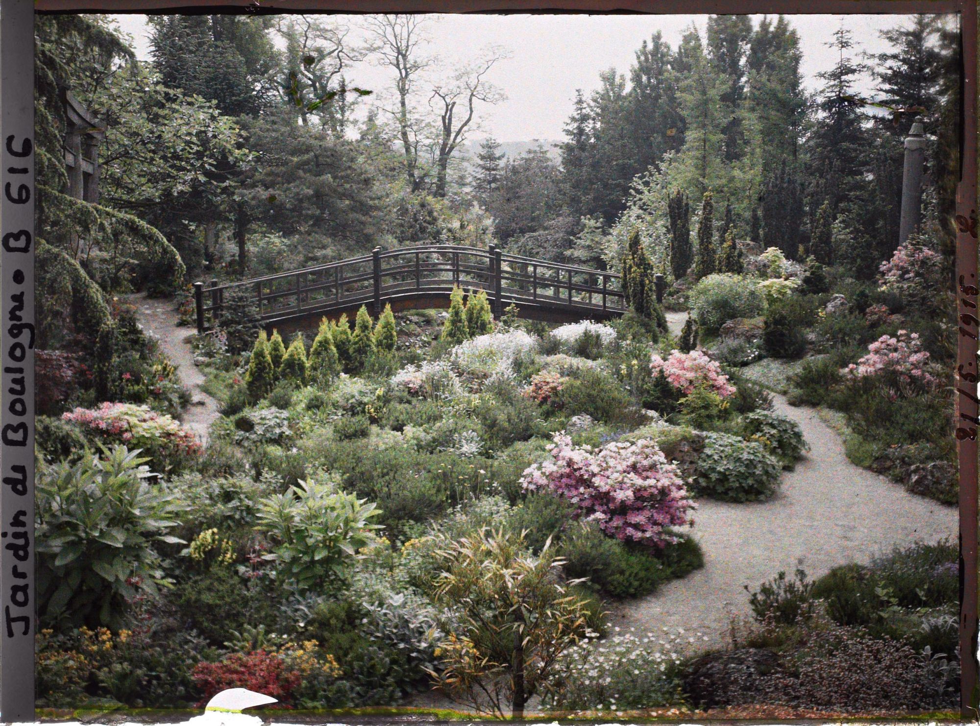 Image représentant Rocaille fleurie et pont du " sanctuaire japonais " entre torii et sorinto, vus en direction du quai