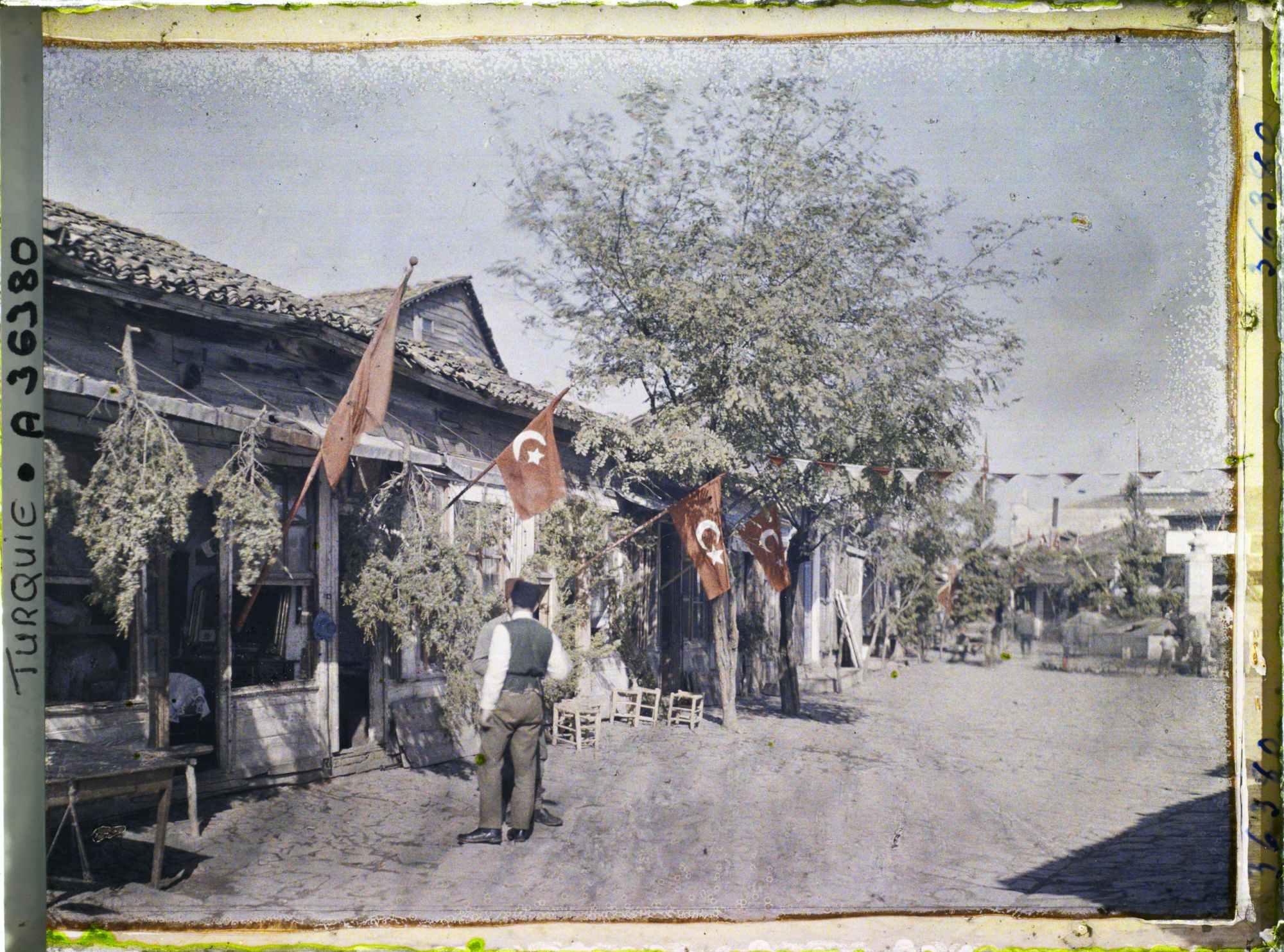 Image représentant Rue pavoisée aux couleurs de la Turquie qui vient de reprendre la Thrace à la Grèce (Guerre d'Indépendance)