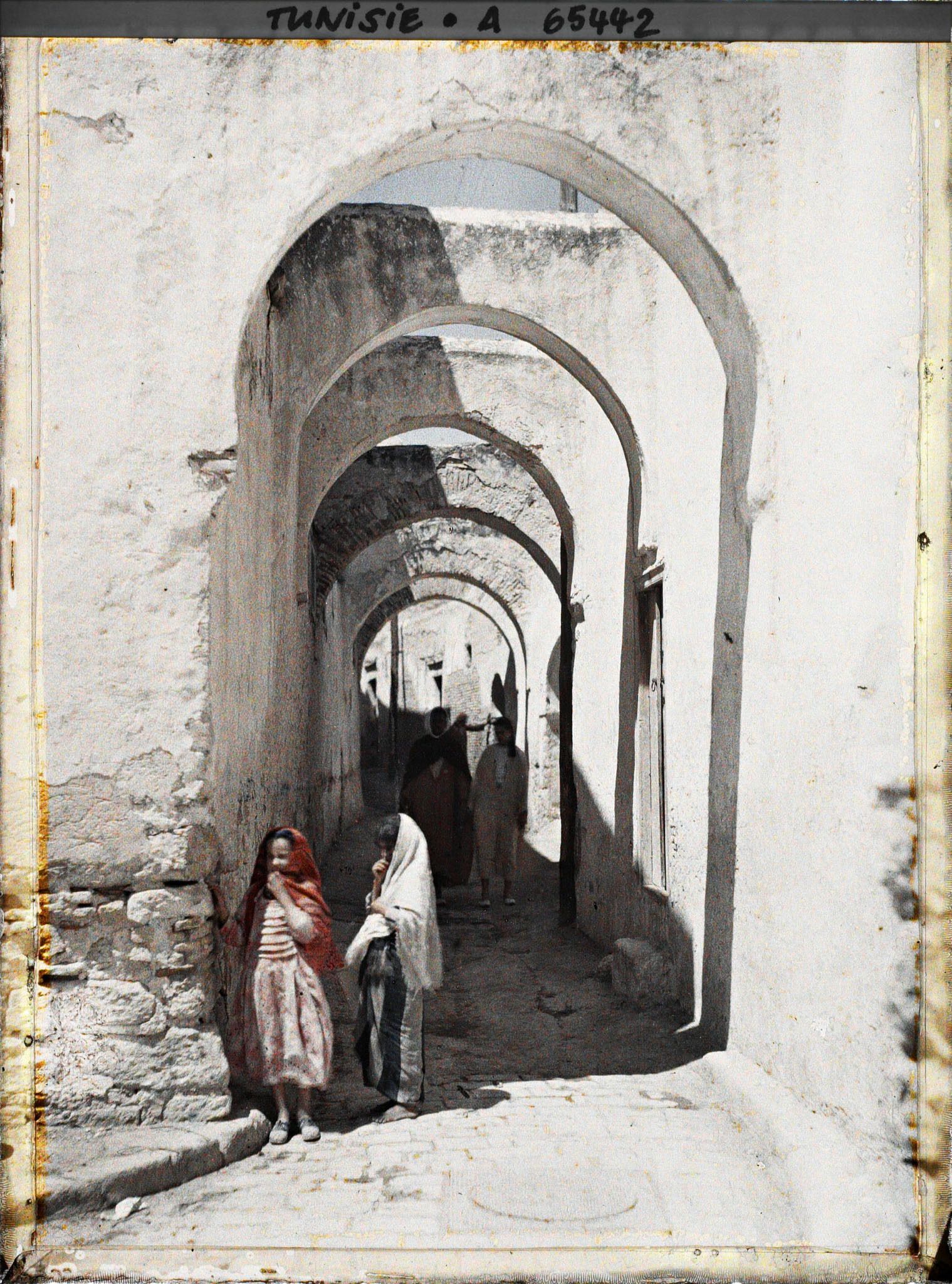 Image représentant Fillettes rue du Bey