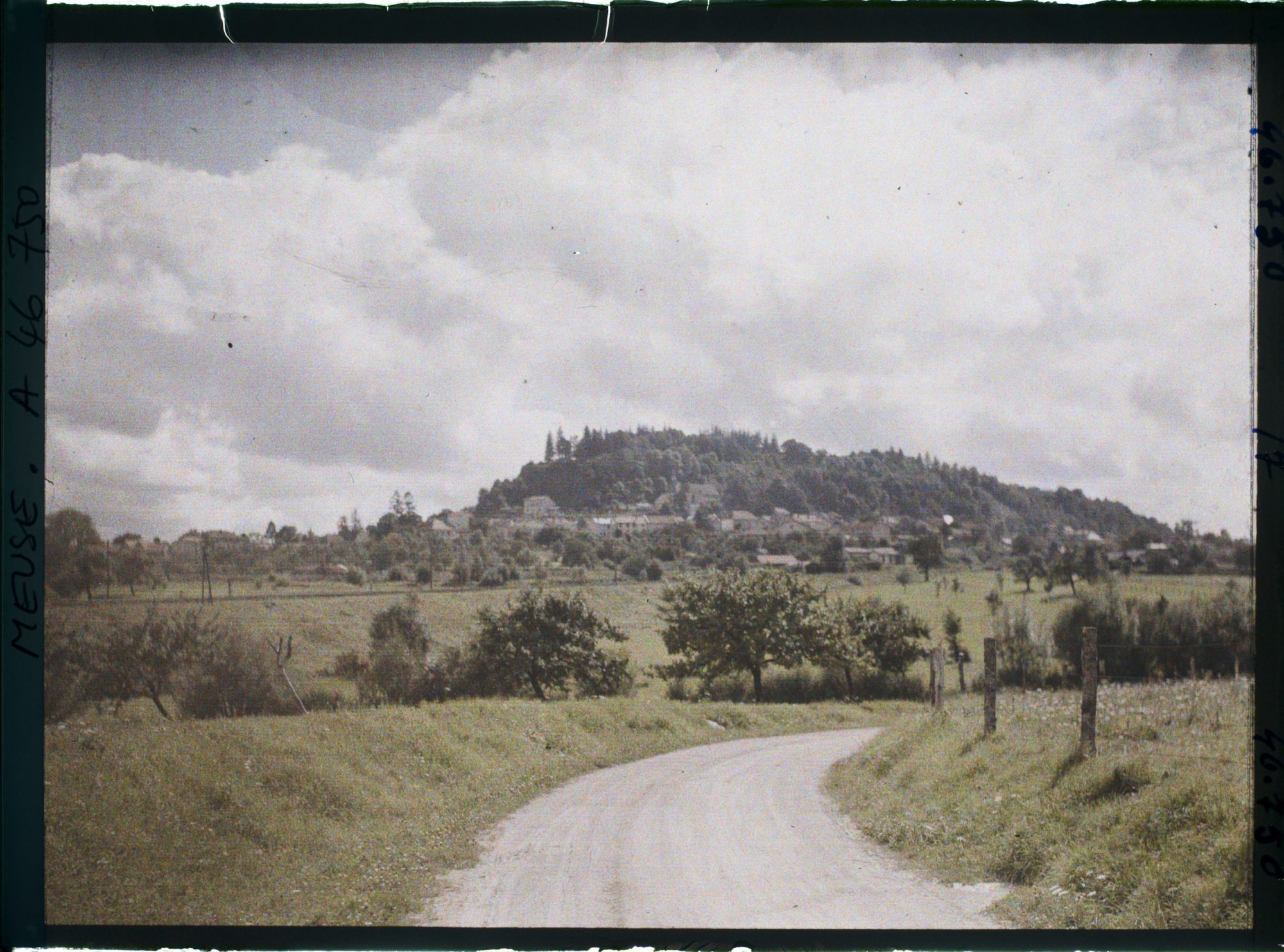 Image représentant France, Clermont en Argonne (Meuse), Clermont vu de la route d'Aubreville